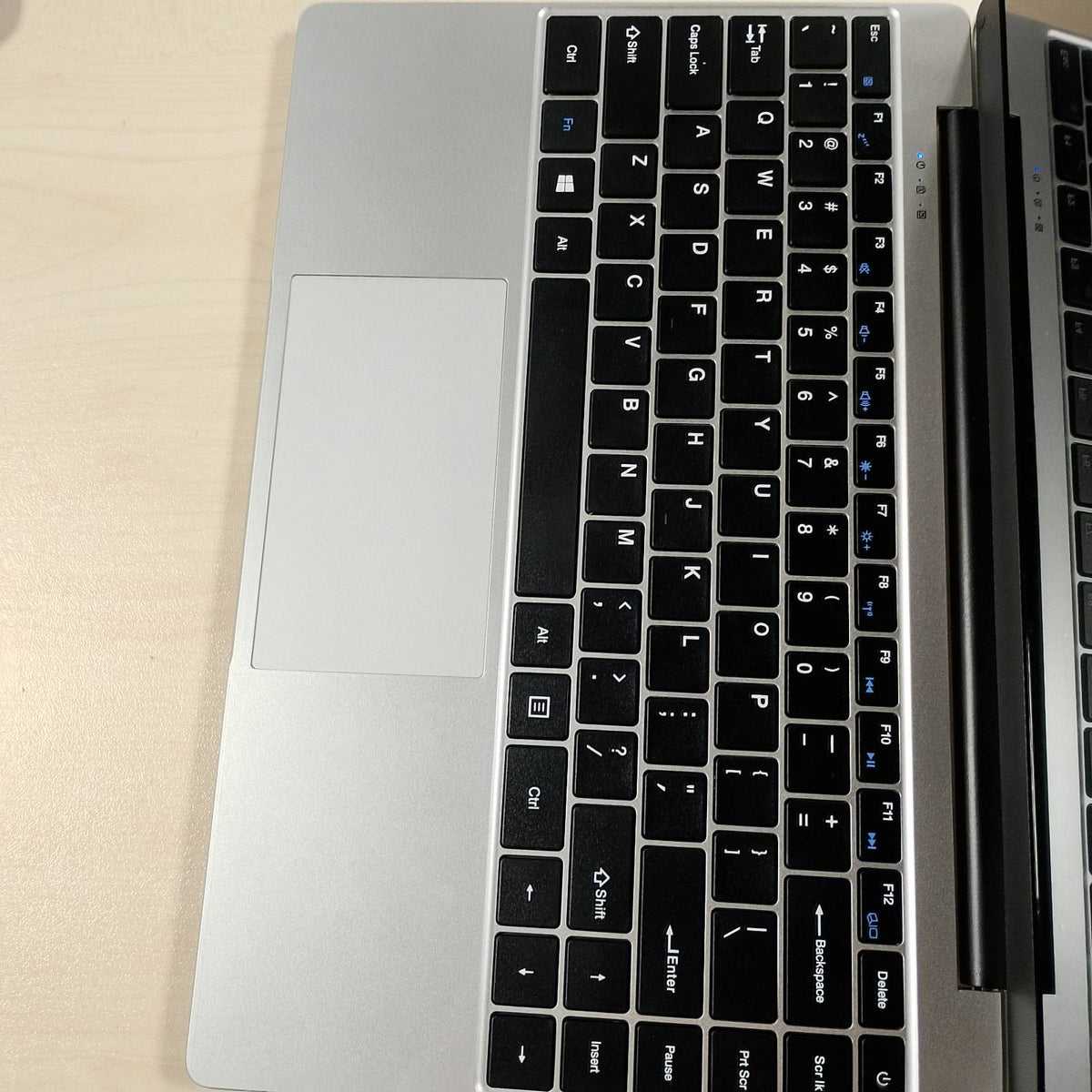 295308 - BVATE Laptop 14 inç, Windows 11, 256 GB ROM, Celeron N4020, 2.4G + 5G WiFi deri në 2.8 GHz, Mbështet Zgjerimin me SSD 1TB, 4.2 USB, HDMI, Tastierë Membranore Italiane, Maus Pa Tel - Argjend - C