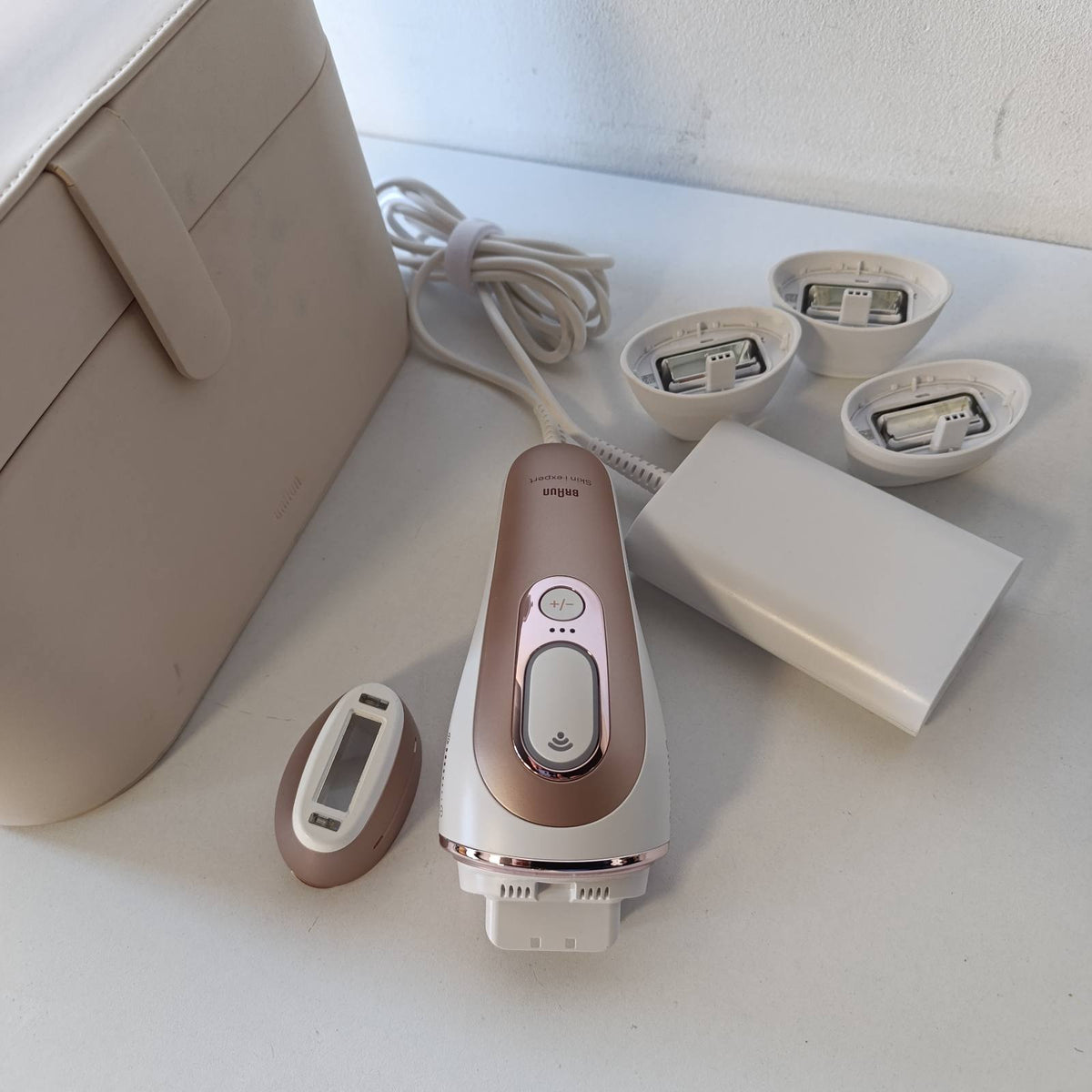 300206 - BRAUN Smart IPL 7 Skin i·expert – Pajisje IPL për heqjen e qimeve, heqje të përhershme dhe pa dhimbje të qimeve në shtëpi – përfshirë aplikacion falas, kuti, makinë rroje Venus, 4 aksesorë inteligjentë – PL7387, e bardhë/e artë rozë