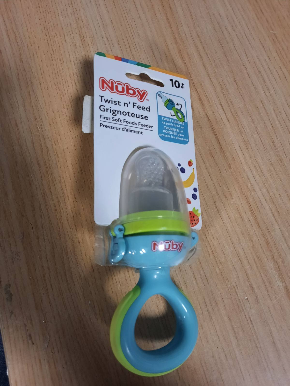 298840 - NUBY Twist n' Feed – Dispensues Ushqimi për Foshnja me Kapak Higjienik, Ushqim i Butë + Unazë Dhëmbësh për Foshnja, Silikon, Nxit Ushqyerjen e Pavarur, për foshnja 10+ muaj.