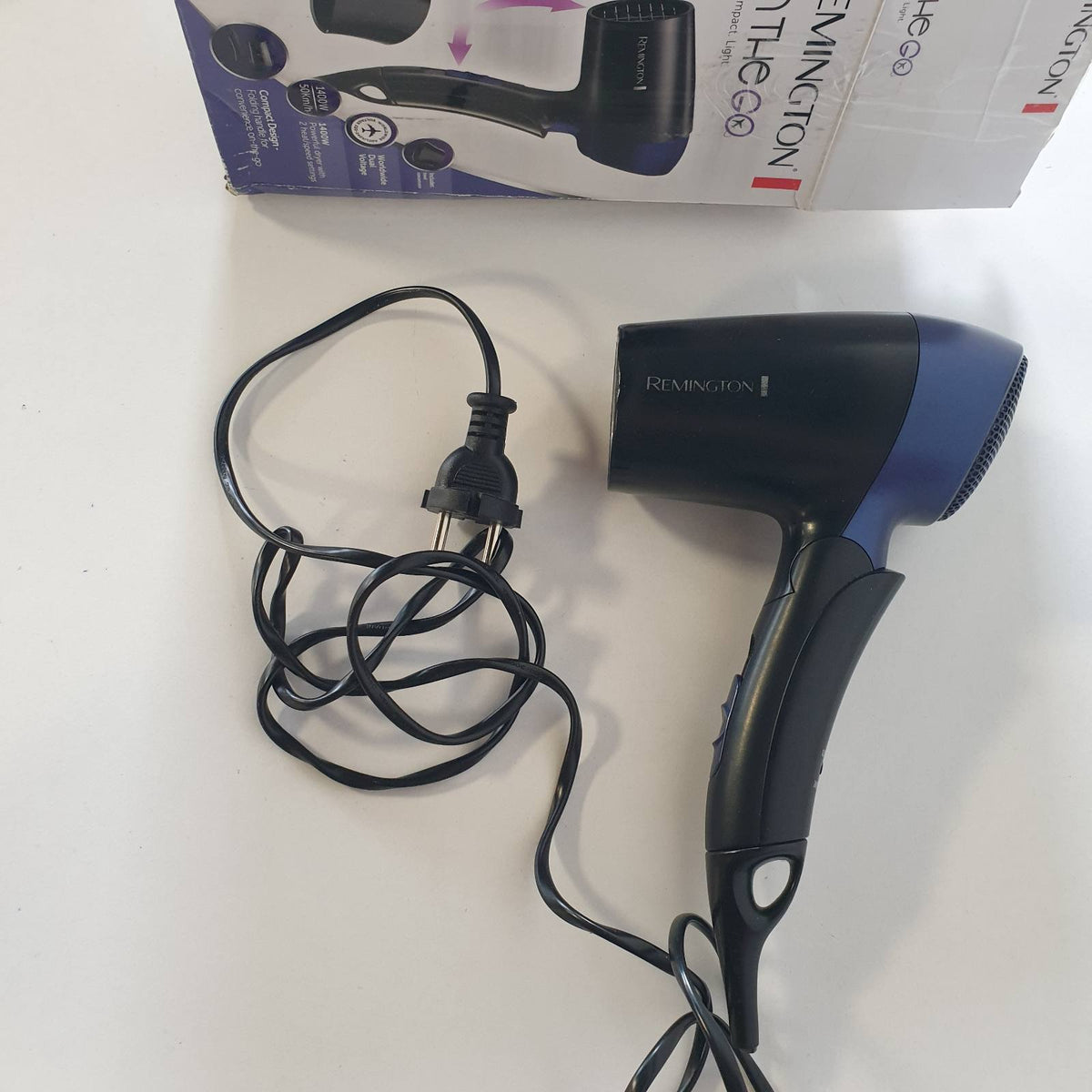 307824 - REMINGTON Tharëse flokësh për udhëtim, kompakte, 1400W, 2 nivele ngrohjeje dhe rrjedhjeje ajri, e zezë, On The Go D2400