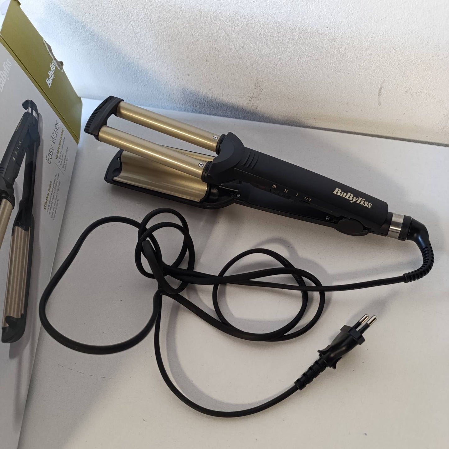 271203 - BaByliss Triferro Easy Waves, Valë Plazhi, Titan Qeramik, 3 Temperatura, Rezistente ndaj Termo-rezistente, Ngjyrë e Artë dhe e Zezë, C260E