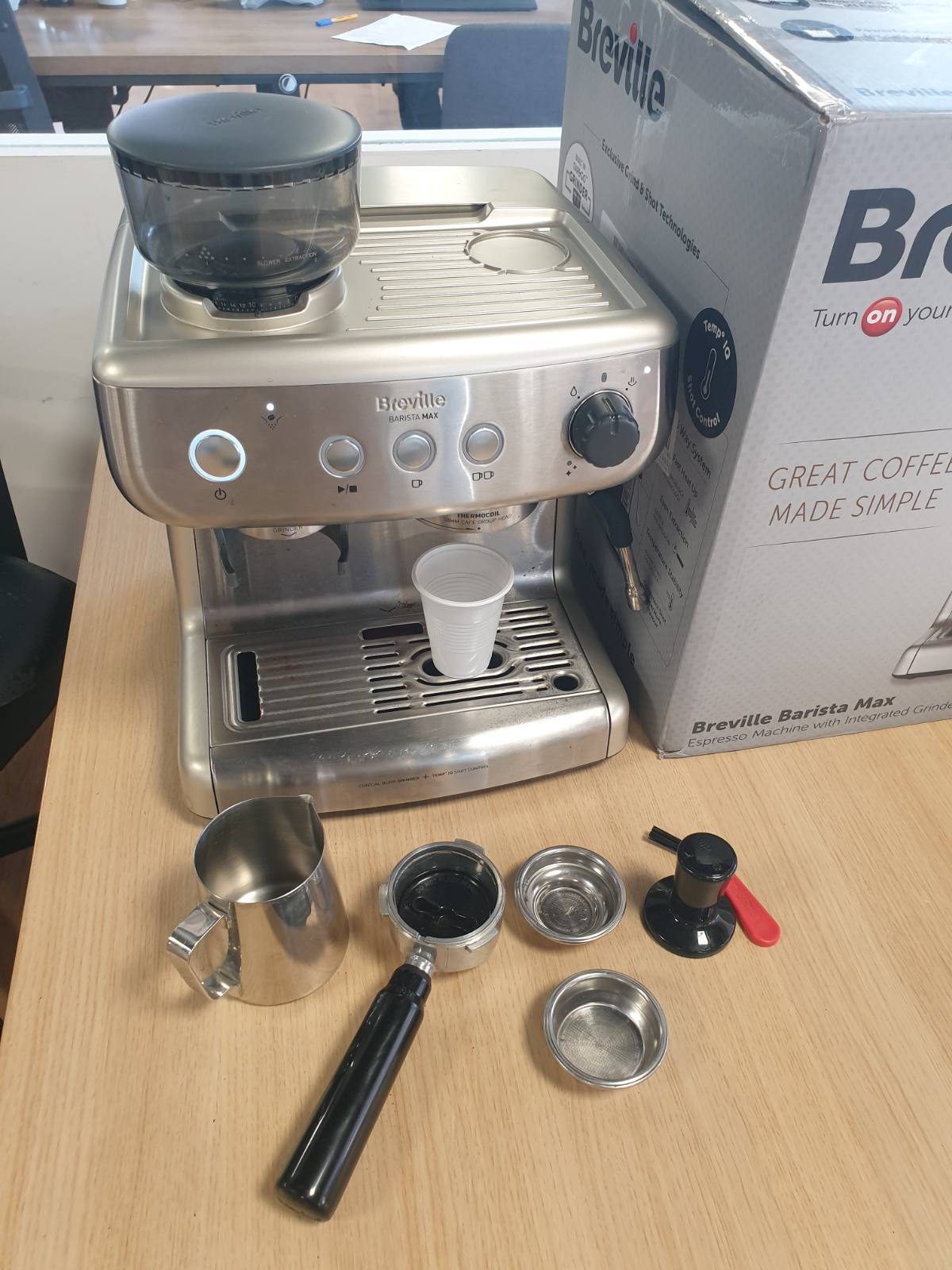 288040 - BREVILLE Makinë kafeje Barista Max, Gjysmëautomatike me mulli kafeje të integruar, shkop avulli për shkumëzim qumështi, pompë italiane 15 bar, model VCF126X