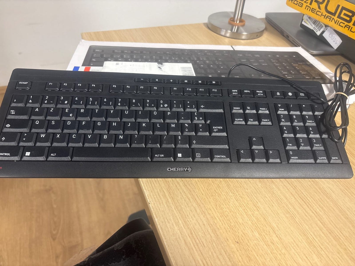 295216 - CHERRY Tastiera Stream, Tastierë me Tel, Paraqitje Frëngjisht (AZERTY), Shkrim i Heshtur, Ndjesi Unike Shkrimi, Dizajn i Sheshtë, E Zezë