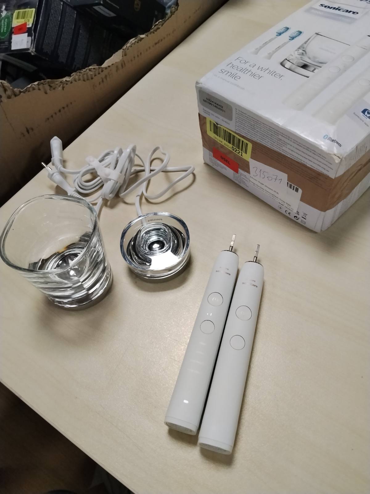 315071 - Furçë dhëmbësh elektrike Sonicare DiamondClean 9000, pako me dy pjesë, sensor presioni, 4 mënyra pastrimi, 3 nivele intensiteti, xham karikimi, e bardhë, HX9914/62