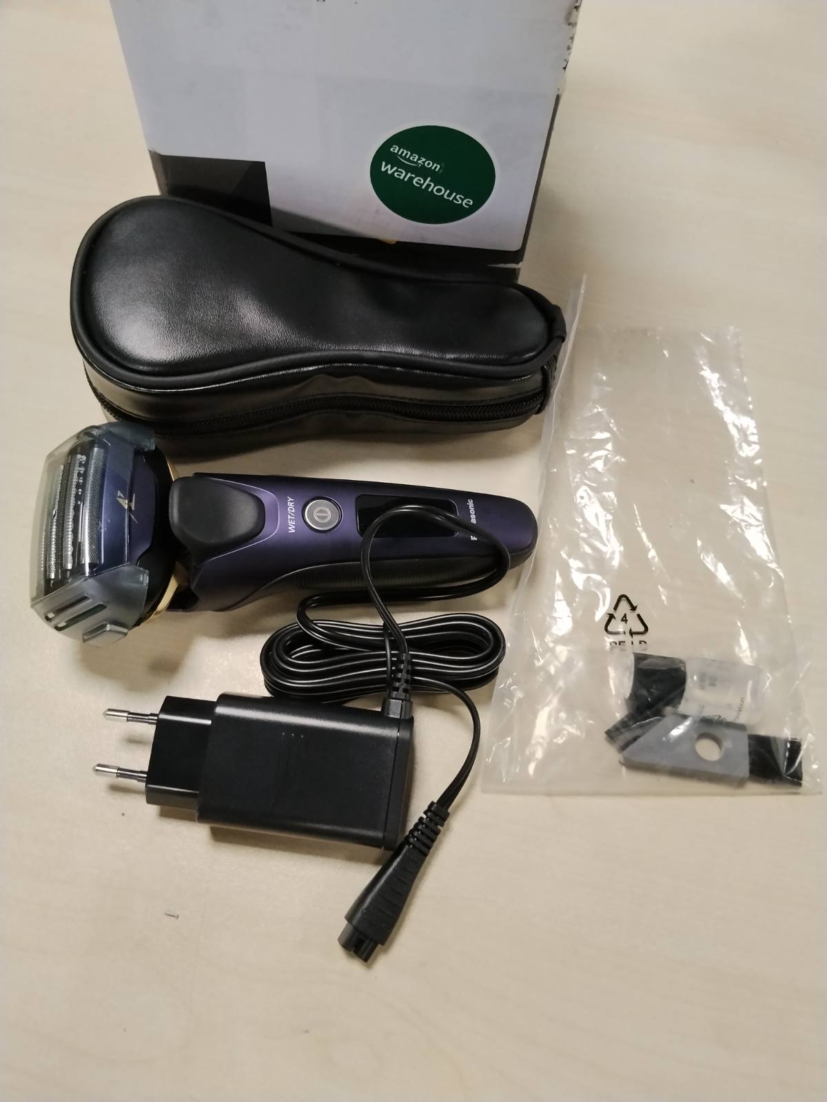 289406 - PANASONIC Makinë rroje Series 800 ES-LV67 - 5 tehe, 2 tehe të jashtme përfunduese, e lagur dhe e thatë, 4 aksesorë, 51 minuta përdorim pa tel, karikim 1 orë, motor linear, blu