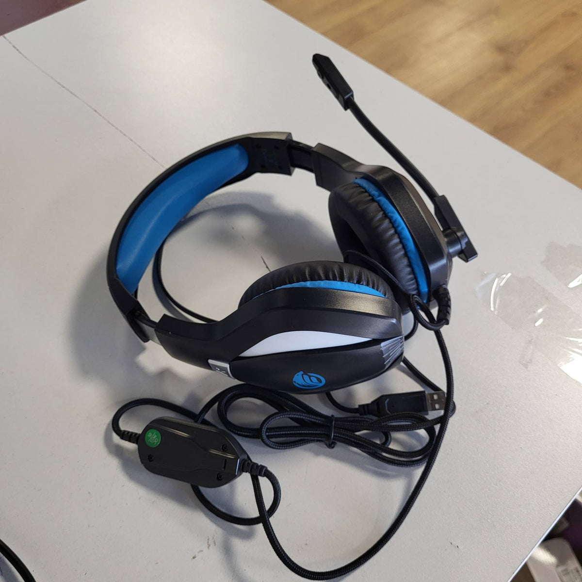 295926 - Fachixy Kufje Lojërash FC100 për PS4, PS5, PC, Xbox, Nintendo Switch, Kufje Lojërash me Tel me Ndriçim RGB, Kufje Stereo Surround me Mikrofon, Kufje Lojërash me Anulim Zhurme - BLU
