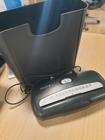 295959 - GENIE 240S Shredder Profesional Letre me prerje shiritash, deri në 6 fletë, Niveli i Sigurisë P2, 72 dB, përfshin kosh mbeturinash 10L