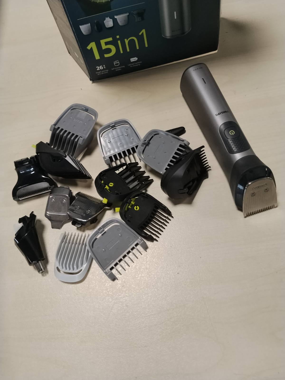 297944 - PHILIPS Multigroom Series 7000 MG7950/15, makinën prerëse gjithçka-në-një, 15-në-1 për fytyrën, kokën dhe trupin, 26 cilësime gjatësie (0.5-20 mm)