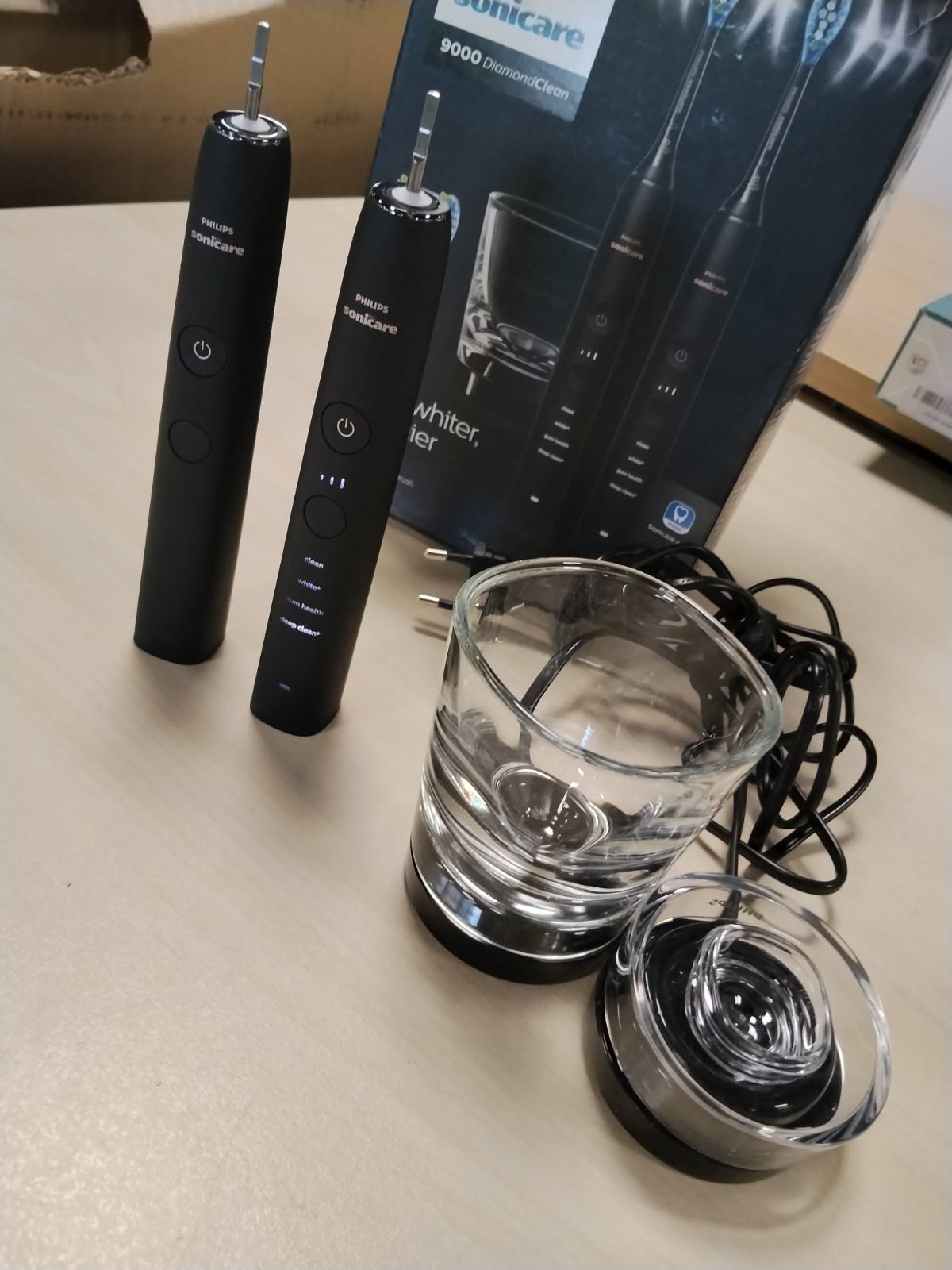 315036 - PHILIPS Furçë dhëmbësh elektrike Sonicare DiamondClean 9000, pako me dy pjesë, furçë dhëmbësh sonike me aplikacion, sensor presioni, 4 mënyra pastrimi, 3 nivele intensiteti, xham karikimi, e zezë, modeli HX9914/63