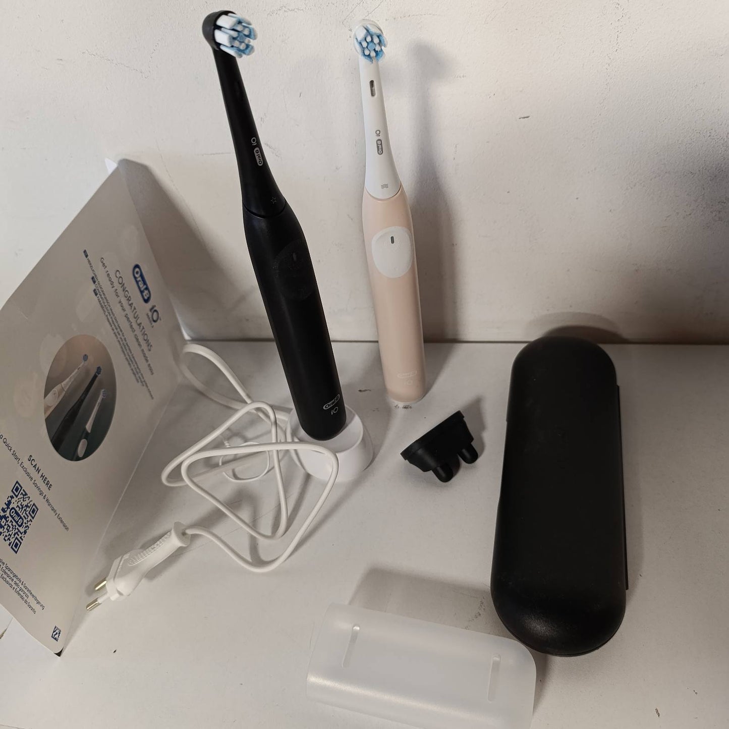 274903 - ORAL-B Furçë dhëmbësh elektrike iO Seria 2, Pako dyshe, 2 koka furçe, e zezë/rozë, e testuar nga STIFTUNG WARENTEST, përfshirë çantën e udhëtimit dhe 3 mënyra pastrimi