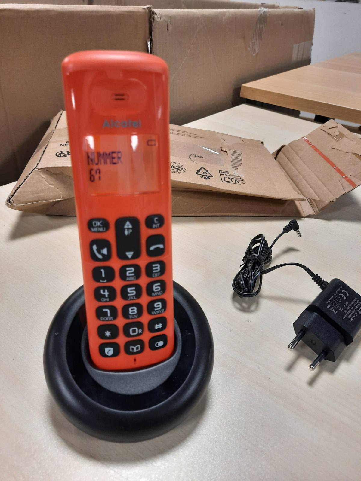276695 - ALCATEL E260 - Telefon DECT pa tel, dizajn kompakt, ekran i madh me ndriçim nga prapa, funksion pa duar, funksion bllokimi thirrjesh, e kuqe