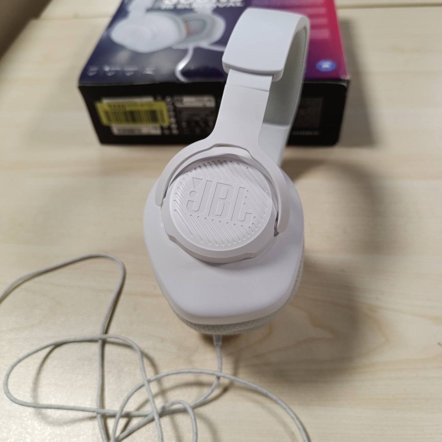 268382 - JBL KUFJE PËR LOJËRA ME TEL QUANTUM 100M2, JBL QUANTUMSOUND SIGNATURE, PRIZË 3.5 MM, KOMPATIBILITET ME SHUMË PLATFORMA, MIKROFON TË SHKËPUTSHËM ME OPSION HESHTJE, TË BARDHA