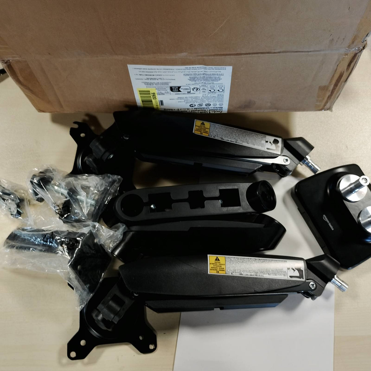 295795 - Amazon Basics - Mbështetëse për monitor me sustë gazi, e rregullueshme, mbështet monitorë deri në 27" (68.6 cm), e zezë