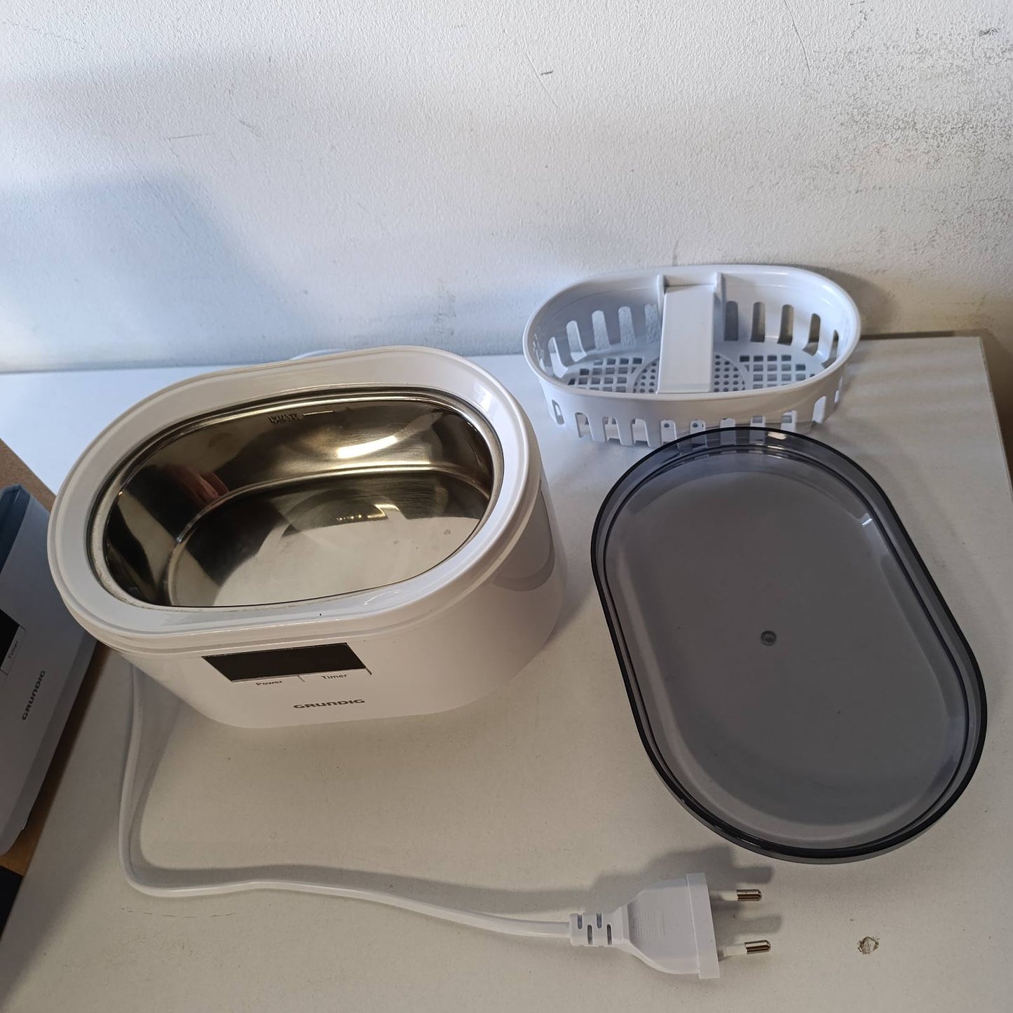 292759 - GRUNDIG Pastrues ultrasonik UC 6620, pastrim ultrasonik me efikasitet të lartë, rezervuar uji 500 ml, fuqi 50W, mbajtëse ore e integruar, e bardhë