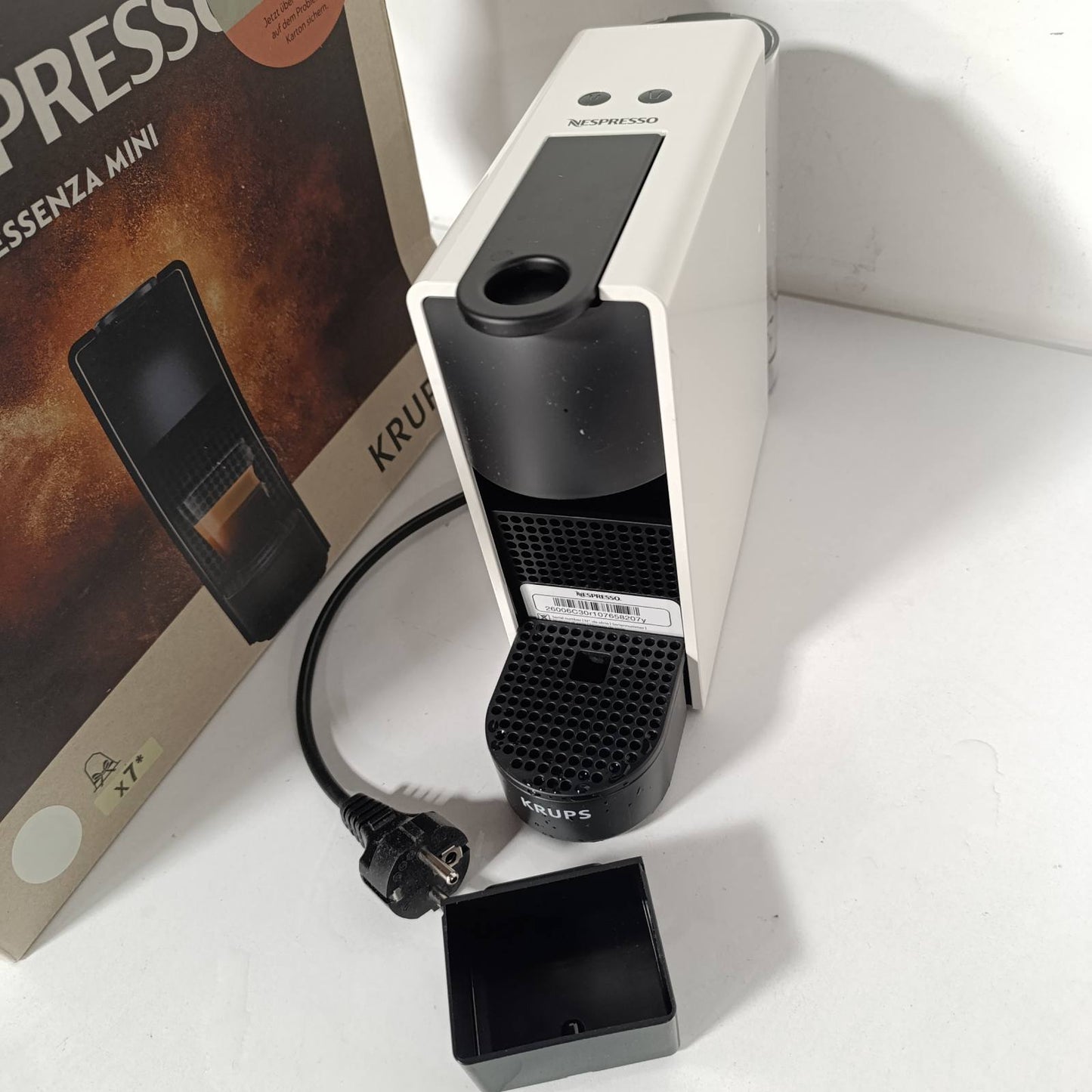 288227 - KRUPS Makinë Mini Kapsulash për Kafe Nespresso Essenza, 19 shufra, dizajn ultrakompakt, e bardhë, model XN1101