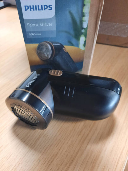 162889 - PHILIPS - Depilues për Rroba, 8800 RPM, Teh i Gjerë, 3 Madhësi Vrimash, i Sigurt për të Gjitha Pëlhurat, Enë që Pastrohet Lehtë, me 2 Bateri AA, Dizajn Kompakt, Modeli GC026/80