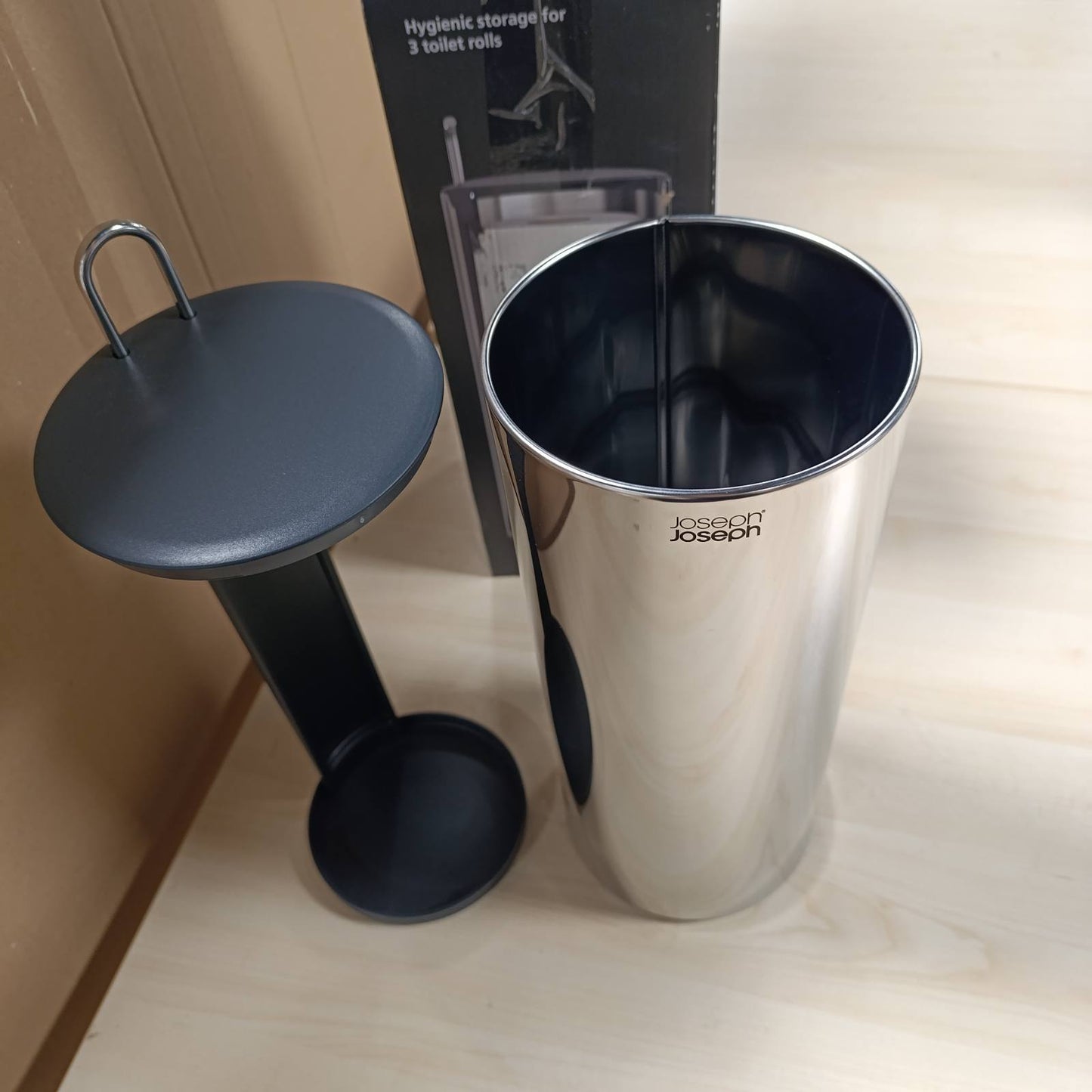 183381 - JOSEPH JOSEPH Mbajtëse Letre Higjienike EasyStore Luxe me Kapak, Material: Çelik Inox, Kapacitet: Për 3 Rrotulla Letër