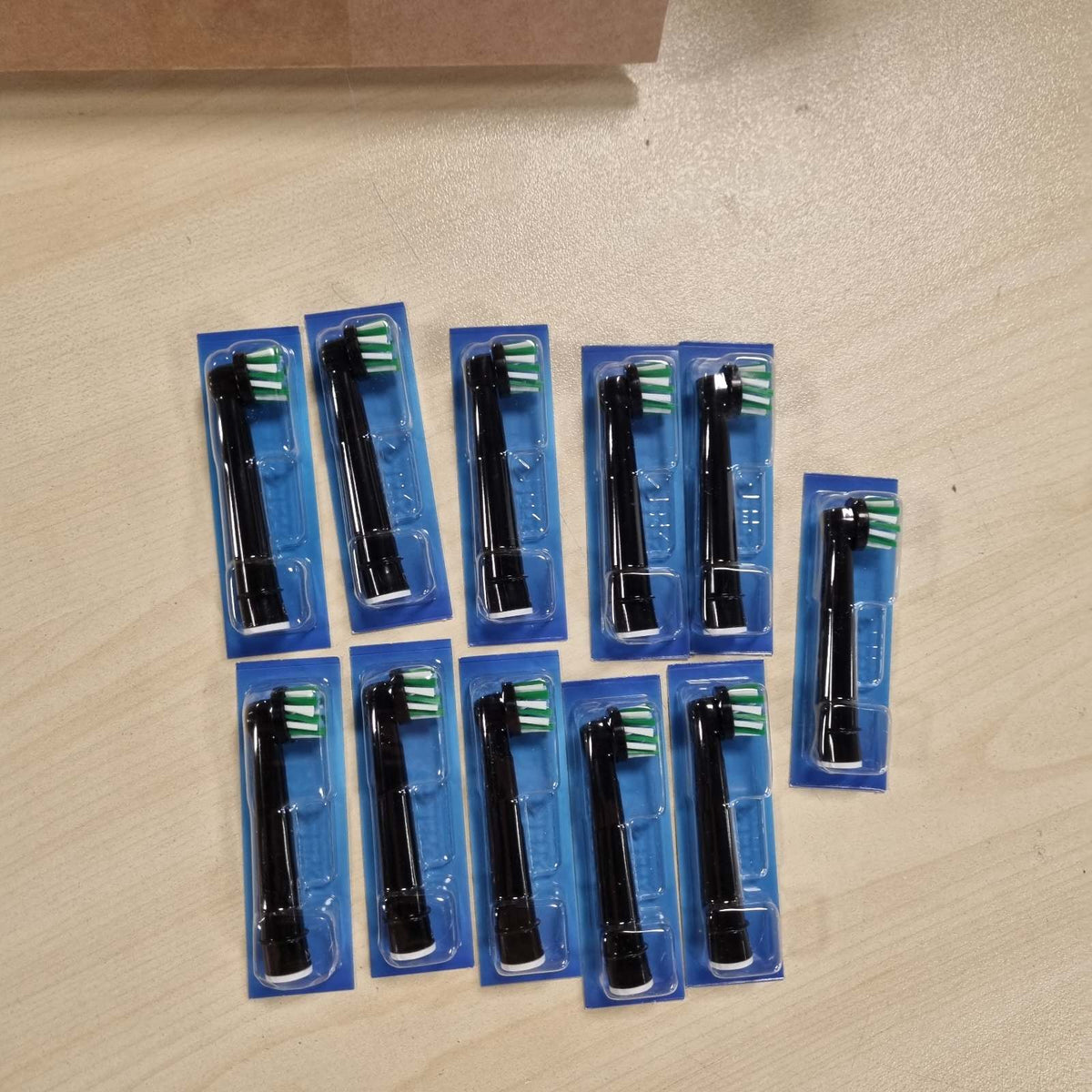 300586 - ORAL-B Koka Furçash Zëvendësuese PRO CrossAction, të Zeza, Pako me 12 Furça