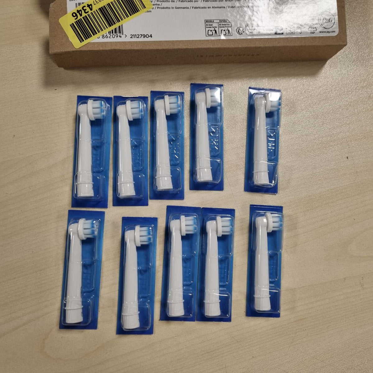 300486 - ORAL-B Pako me 10 koka furçash zëvendësuese Pro, të bardha, me fije ultra të buta për mishra dhëmbësh më të shëndetshëm.