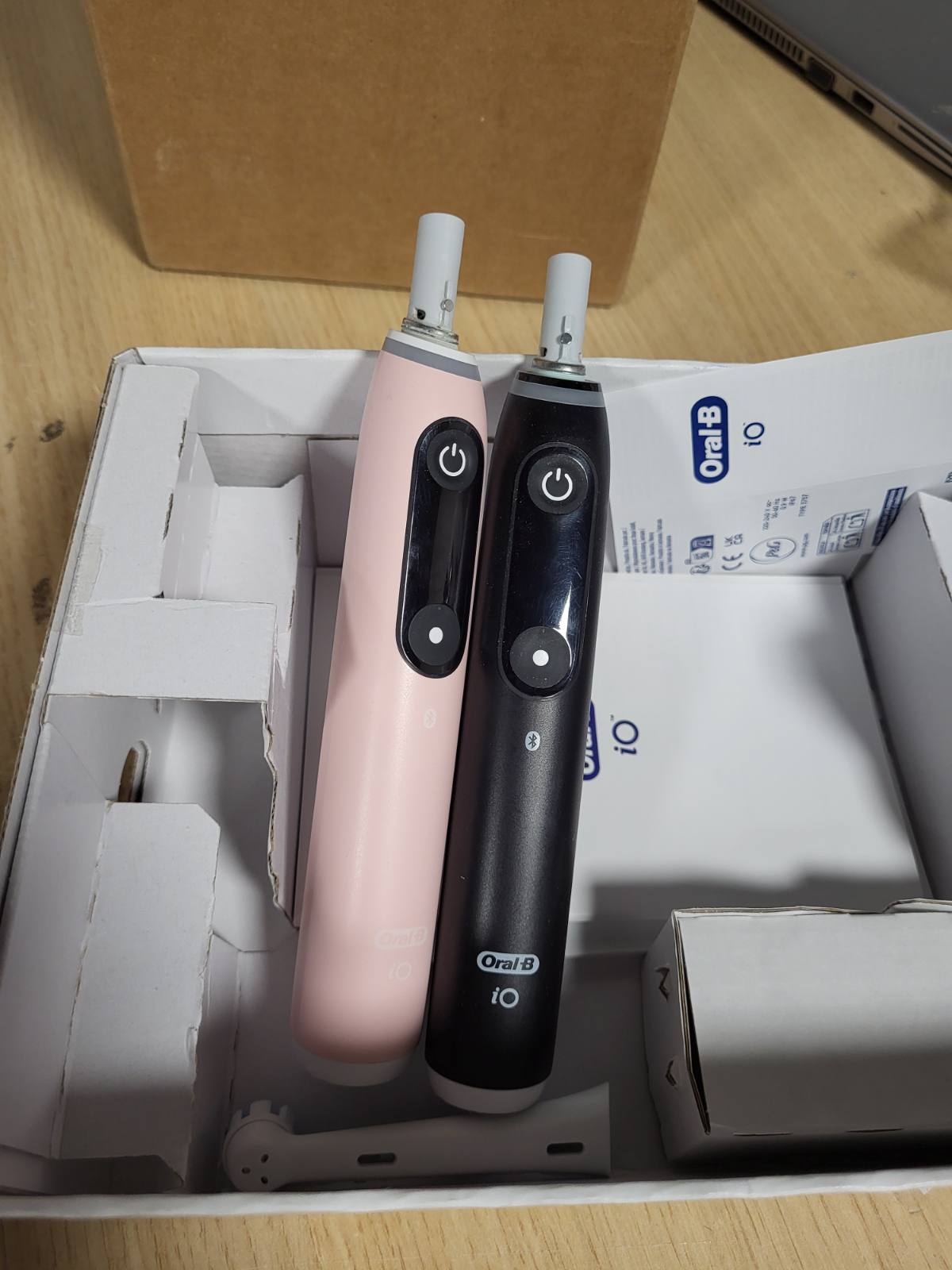 274822 - ORAL-B Furçë dhëmbësh elektrike iO Series 6 Plus Edition, Pako dyshe, 4 koka furçe, 5 mënyra pastrimi, Çantë udhëtimi, E zezë/Rozë, E projektuar nga Braun