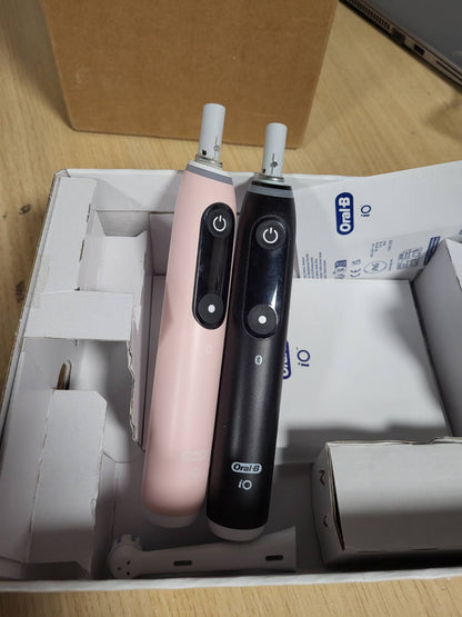274822 - ORAL-B Furçë dhëmbësh elektrike iO Series 6 Plus Edition, Pako dyshe, 4 koka furçe, 5 mënyra pastrimi, Çantë udhëtimi, E zezë/Rozë, E projektuar nga Braun