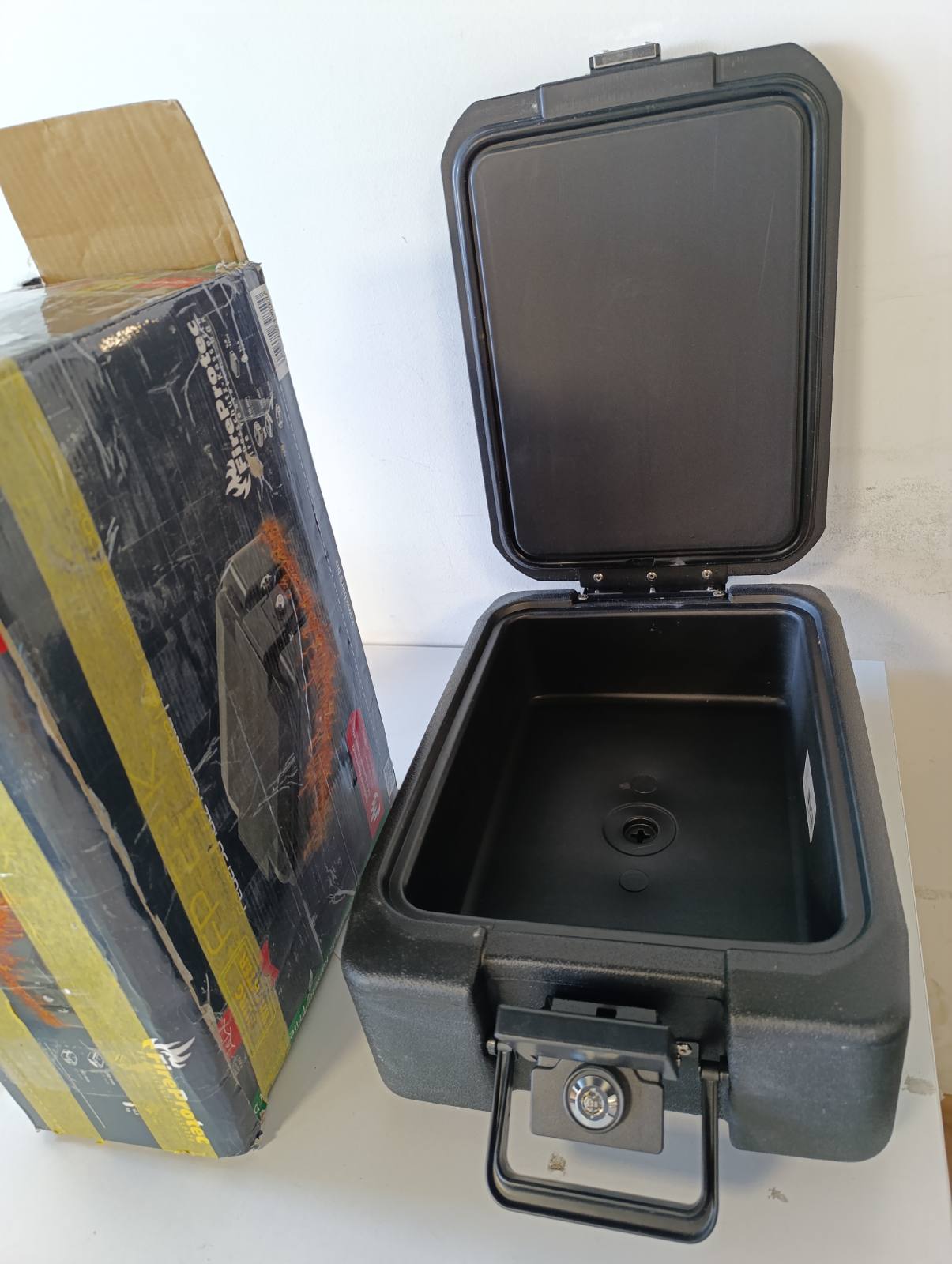 322261 - BURG-WÄCHTER Kuti dokumentesh zjarrduruese, e kyçshme, me vidë, plastike zjarrdurues, DIN A4, FP 22 K, 10.5 kg, e zezë