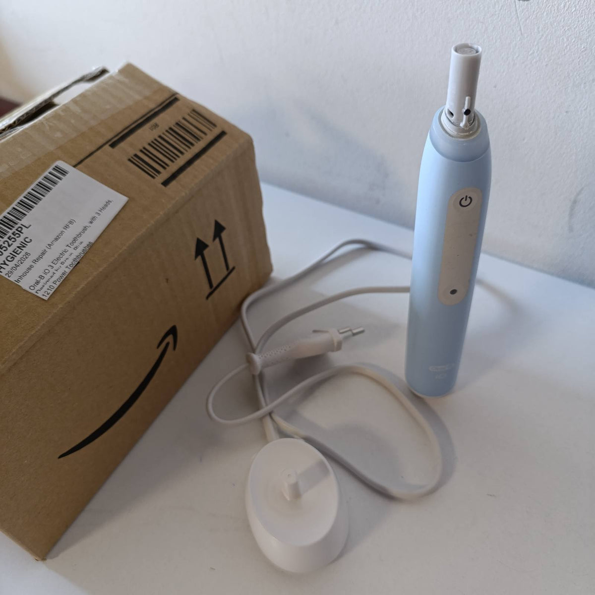 315226 - rçë dhëmbësh elektrike iO Seria 3 Plus Edition — Furçë dhëmbësh elektrike, përfshirë 3 koka furçe, 3 mënyra pastrimi për kujdesin dentar — Dizajnuar nga Braun, TESTUAR MIRË nga STIFTUNG WARENTEST, Blu e çelët