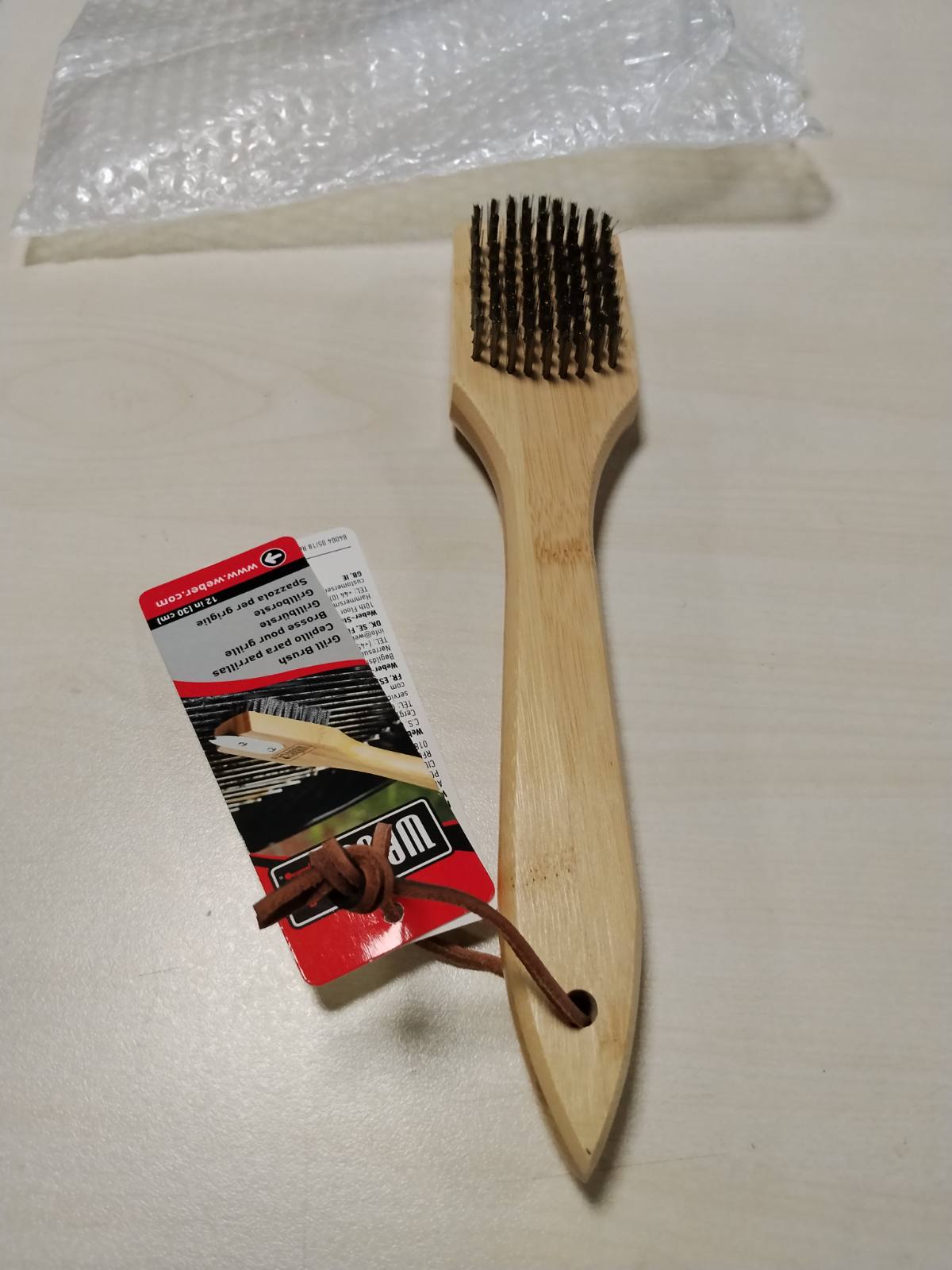 322766 - WEBER Furçë për skarë 6463 me dorezë druri bambuje, 30 cm
