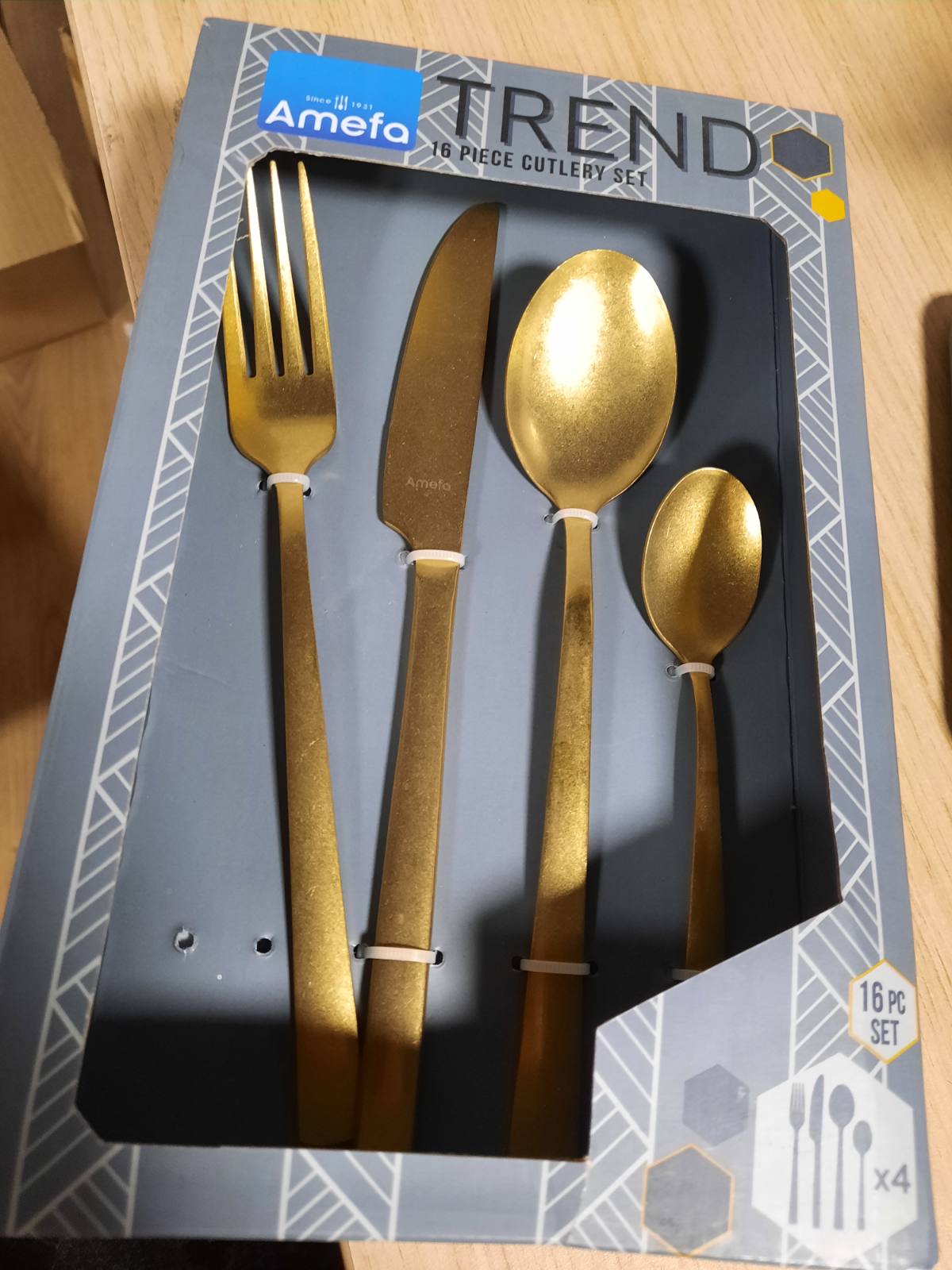 195284 - AMEFA Set Takëmesh MANILLE me 16 Pjesë, Përfshin Thikë, Pirun, Lugë dhe Lugë Çaji për 4 Persona, Materiali Çelik Inox 18/0 dhe Teh Çeliku 13/0, me Veshje Ar PVD