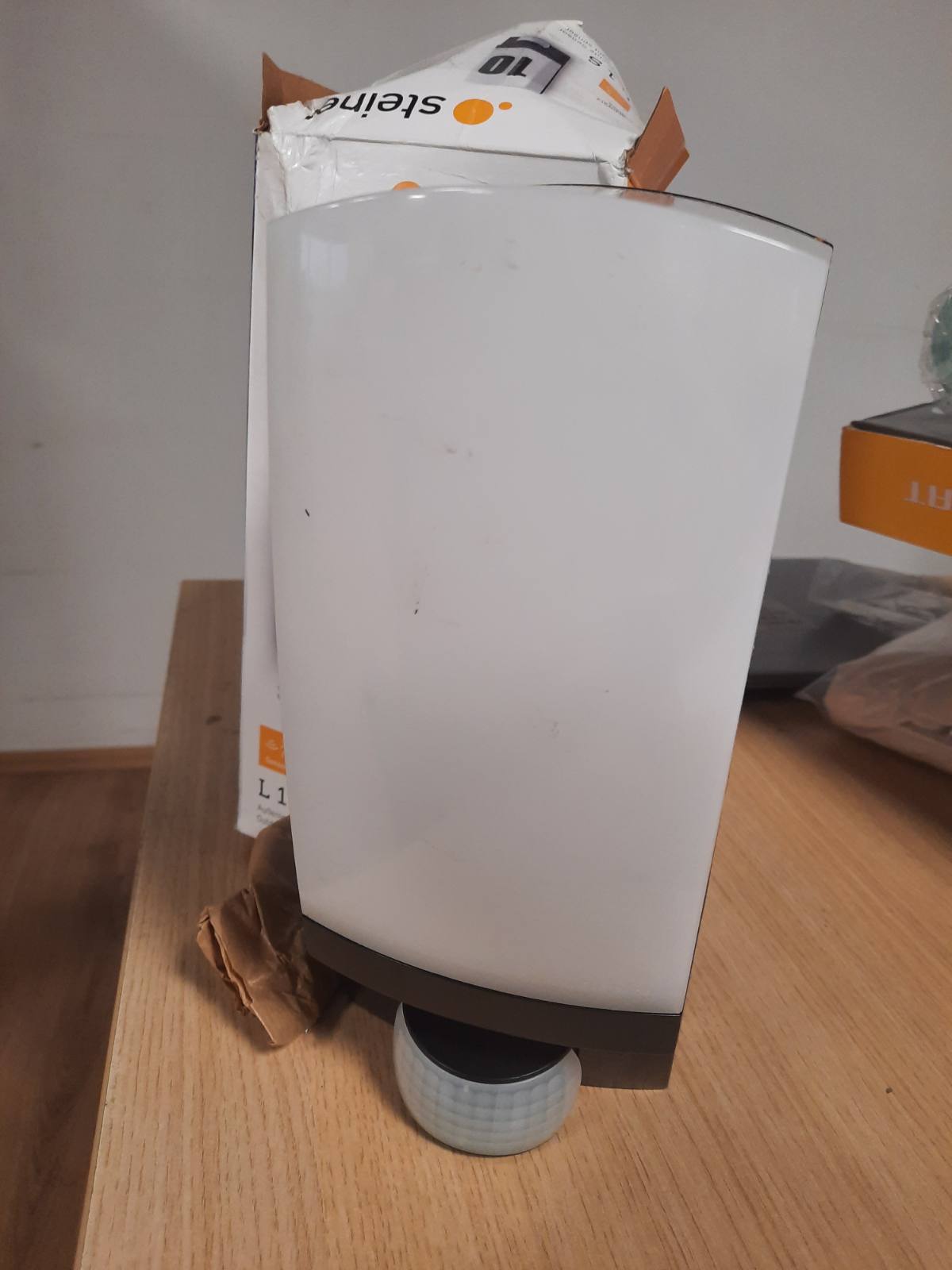184106 - STEINEL LLAMBË MURORE L 1 S me Detektor Lëvizjeje 180°, Rreze Veprimi 10m, Maksimal 60W, E27, e Zezë, Përfshirë Numrin e Shtëpisë, për Jashtë/Kopsht