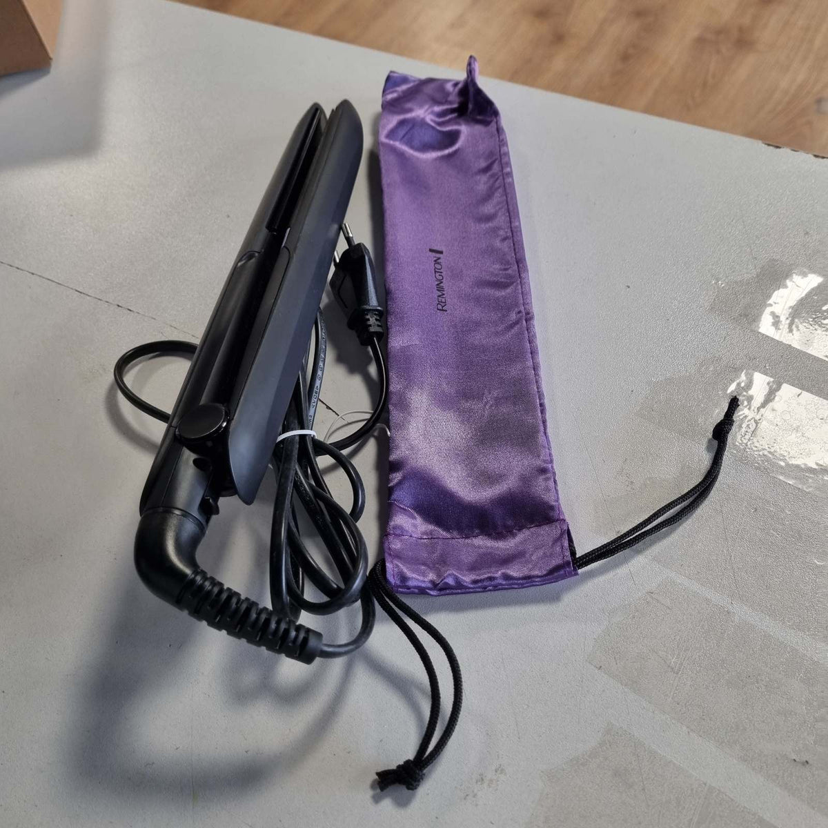 296804 - REMINGTON Pjastër flokësh Pro-Ion (Veshje qeramike ultra-turmaline, Ekran LCD, 150-230°C, Funksion për rritjen e temperaturës) S7710