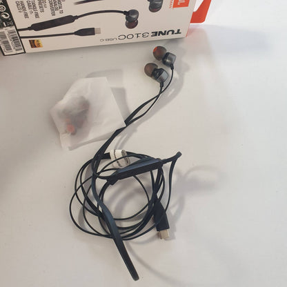 299656 - JBL Tune 310 C – Kufje me tel në vesh me JBL Pure Bass Sound, mikrofon dhe lidhje USB-C – të zeza