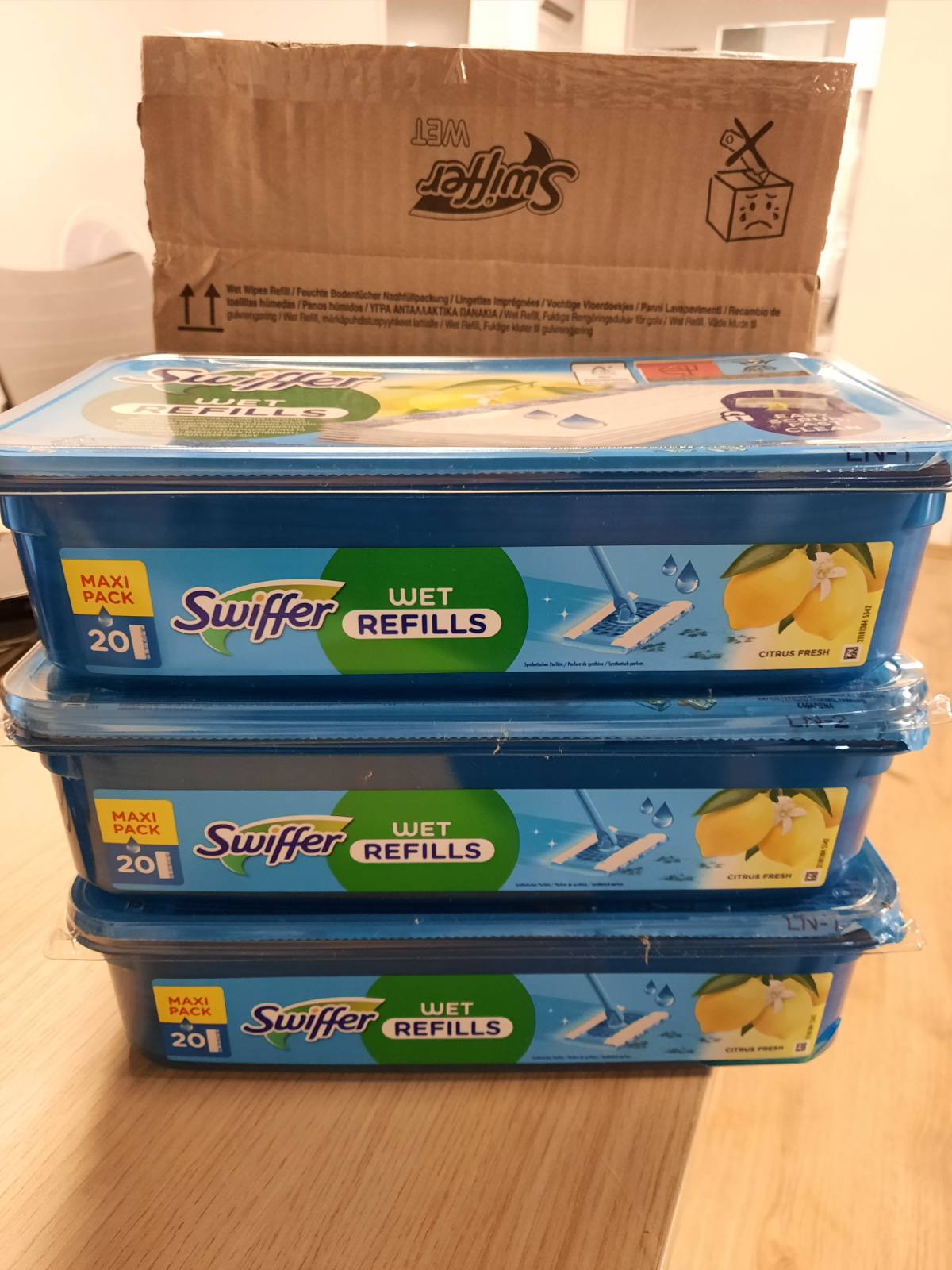 293868 - PAKO MBUSHËSE PËR MOP DYSHEMEJE SWIFFER - Peceta të lagështa dyshemeje me aromë të freskët agrume, 60 copë, për pastrim të shpejtë dhe të lehtë të dyshemeve të forta