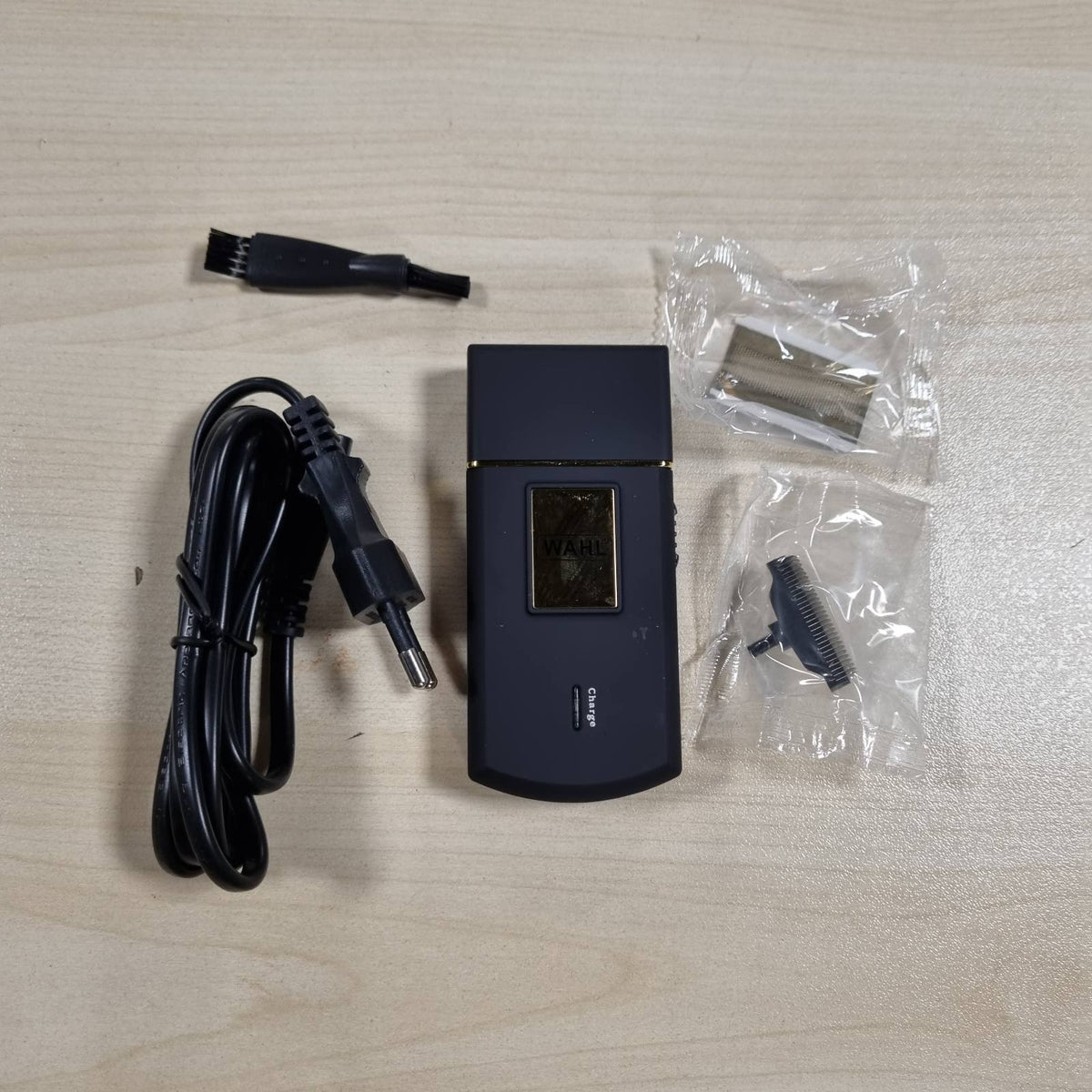 298375 - WAHL Rrojtore Travel Edition Gold - Rrojtore elektrike pa tel dhe e rikarikueshme për burra, ideale për udhëtime, për prerjen e flokëve dhe mjekrës