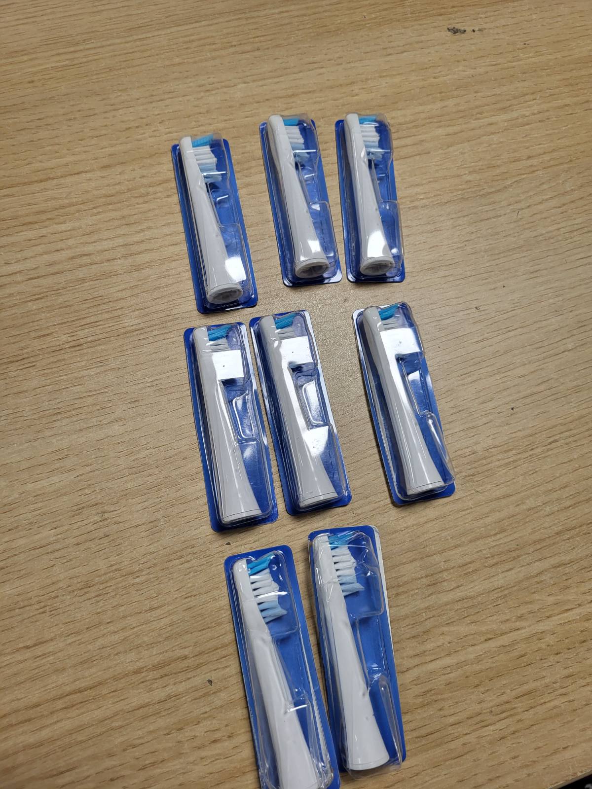 289840 - ORAL-B - Koka Furçash Zëvendësuese Pulsonic Clean, të Bardha, Pako me 8 Furça