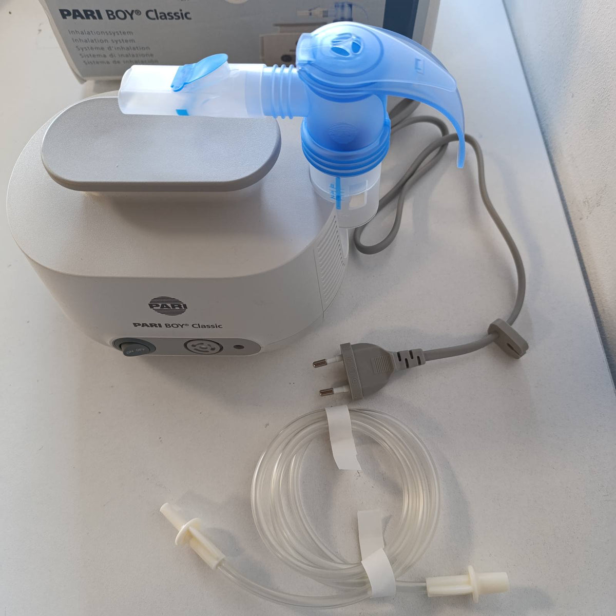 301581 - PARI Pajisje Klasike Inhalimi BOY, Inhalator Nebulizator me Kontroll PIF për Inhalim me Lagështi