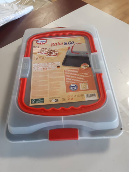 196640 - DR. OETKER Tepsi Pjekjeje me Mbulesë për Transportim Bake & Go - 3 në 1: Tepsi Furre, Ruajtje dhe Transportim - Material Jo-ngjitës, Madhësia 42x29x4 cm