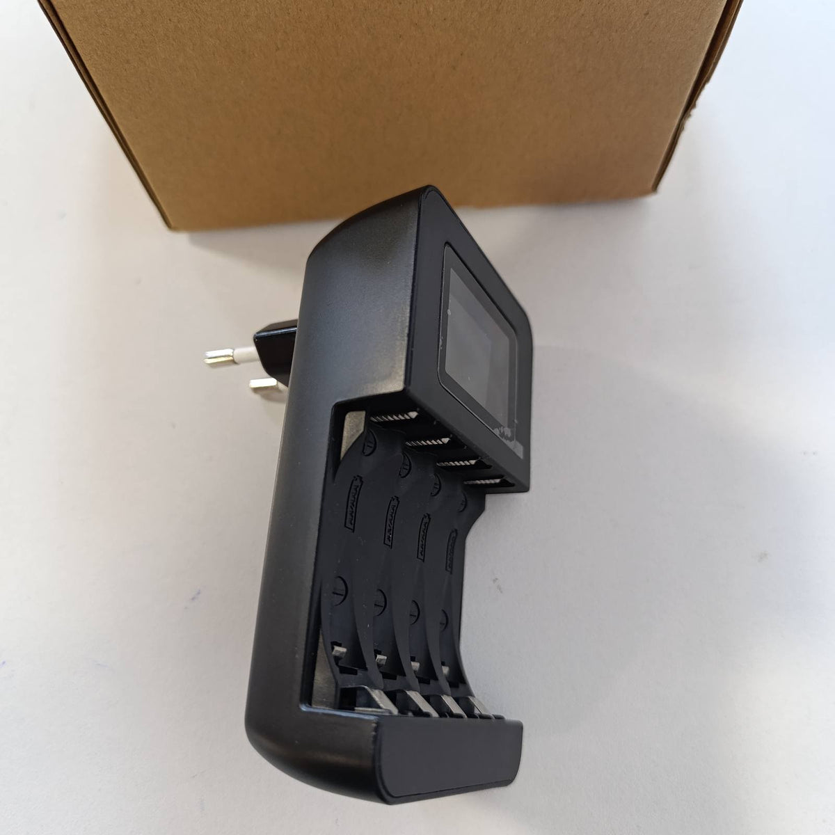 295320 - AMAZON BASICS Karikues Baterie Dixhital Inteligjent për 4 Bateri AA/AAA, I Zi