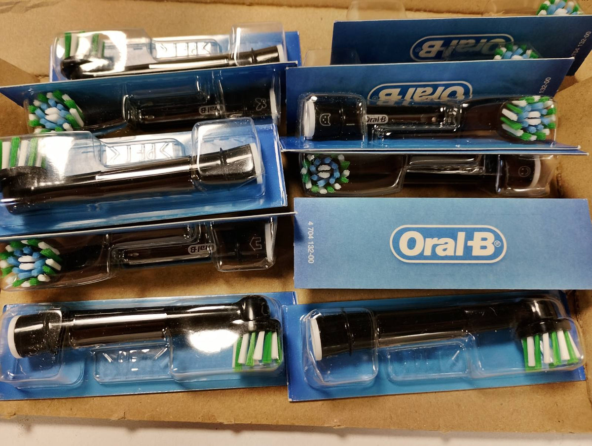 300590 - ORAL-B Koka Furçash Zëvendësuese PRO CrossAction, të Zeza, Pako me 12 Furça