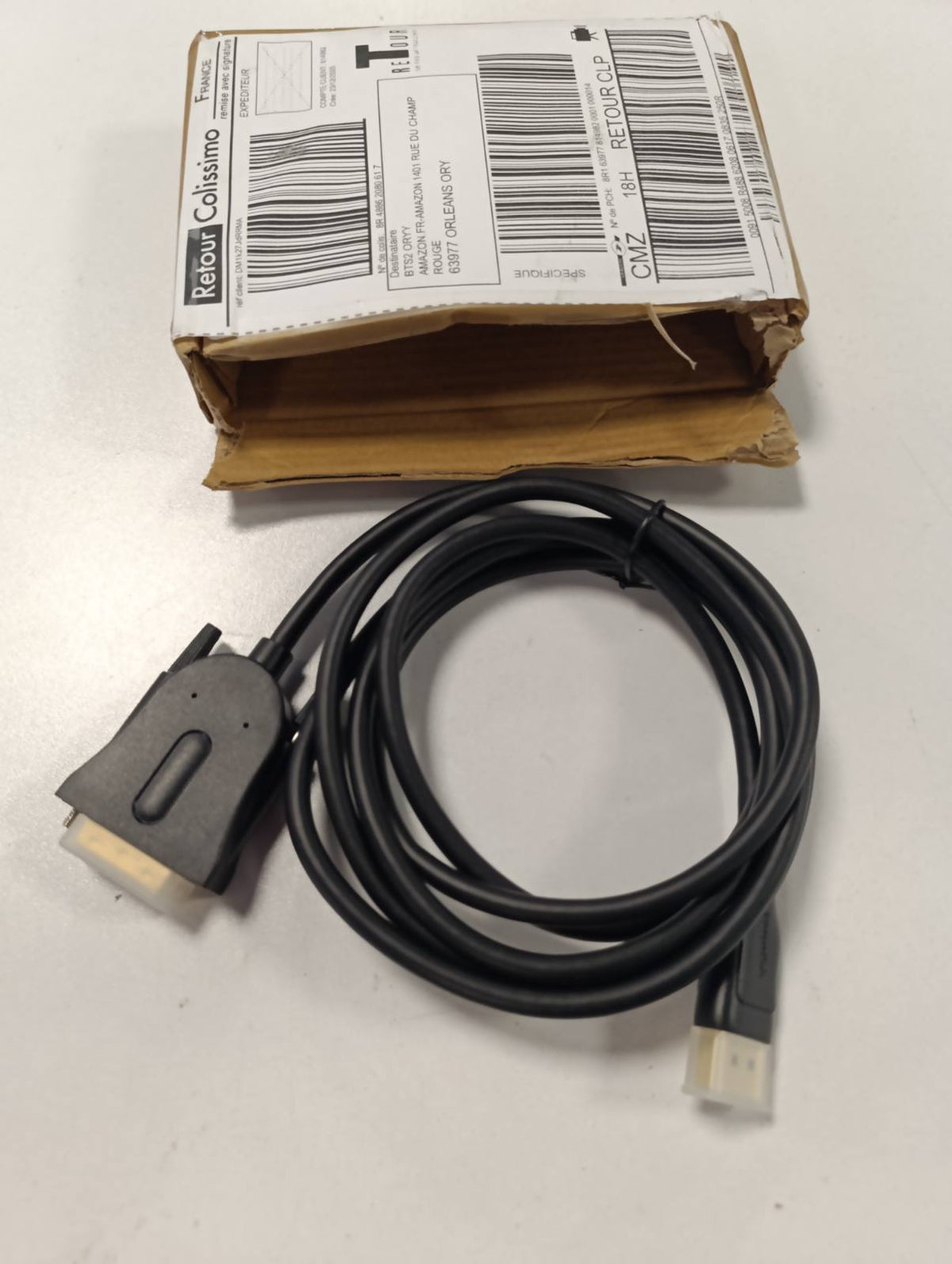 300025 - AMAZON BASICS - Kabllo DisplayPort në DVI, 1.8 m/6 këmbë, lidhës të veshur me ar, e zezë.