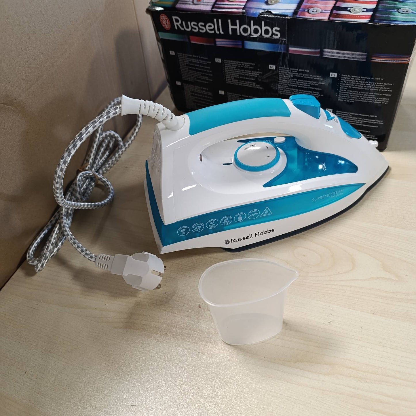 162544 - RUSSELL HOBBS Hekur me Avull, Shtim Avulli 210g/min, Avull Vertikal për Perde, Pllakë Qeramike Vetëpastruese, 2600W, Modeli Supreme Steam Pro 20562-56