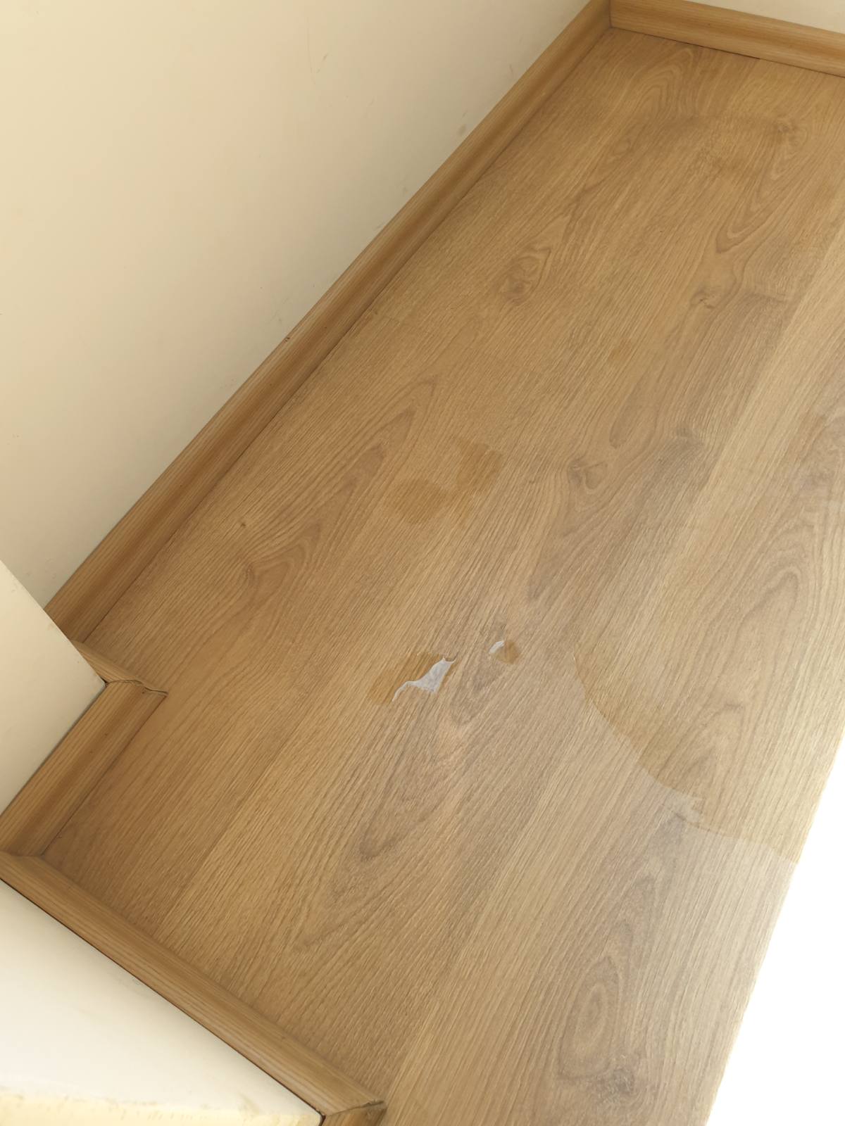288012 - iRobot Roomba Max 705 Combo + Bazë AutoWash, Rul për Mop PowerSpin, Dy Furça, Zbrazje Automatike, Tharje me Rul me Ajër të Ngrohtë, LiDAR, E Zezë