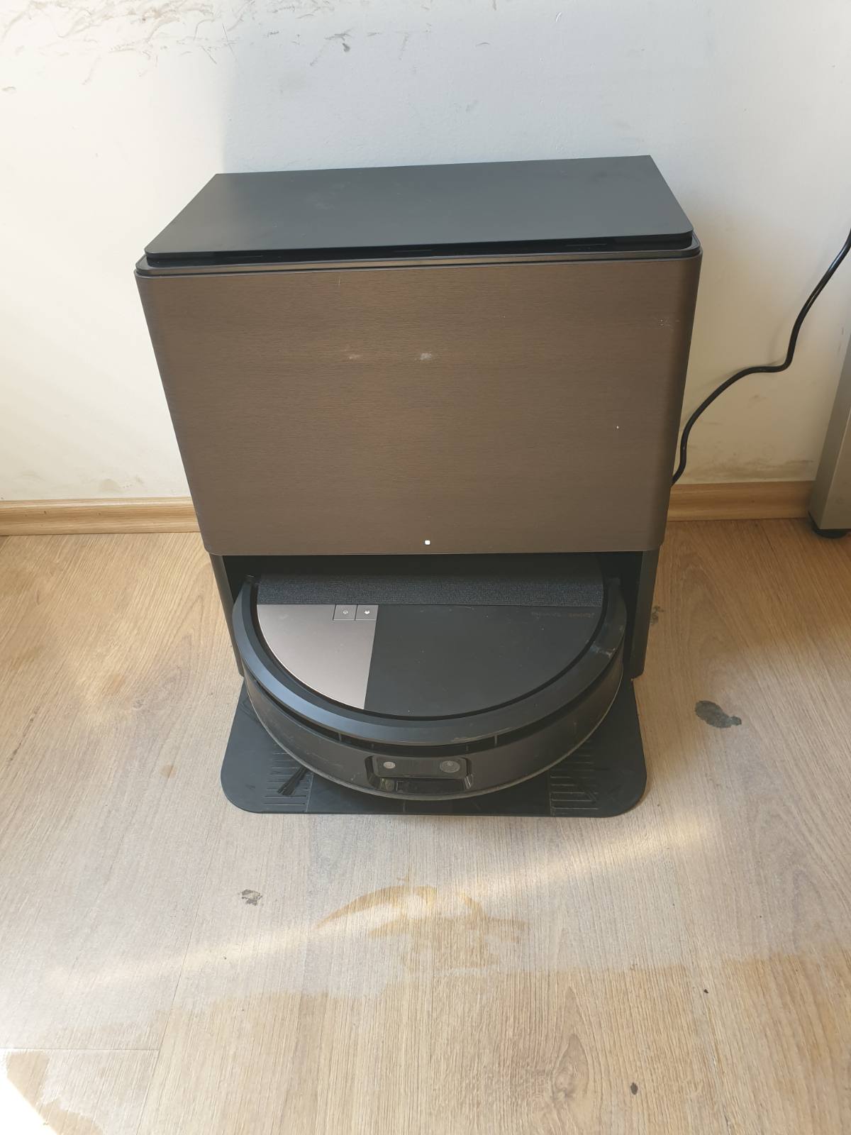 288012 - iRobot Roomba Max 705 Combo + Bazë AutoWash, Rul për Mop PowerSpin, Dy Furça, Zbrazje Automatike, Tharje me Rul me Ajër të Ngrohtë, LiDAR, E Zezë