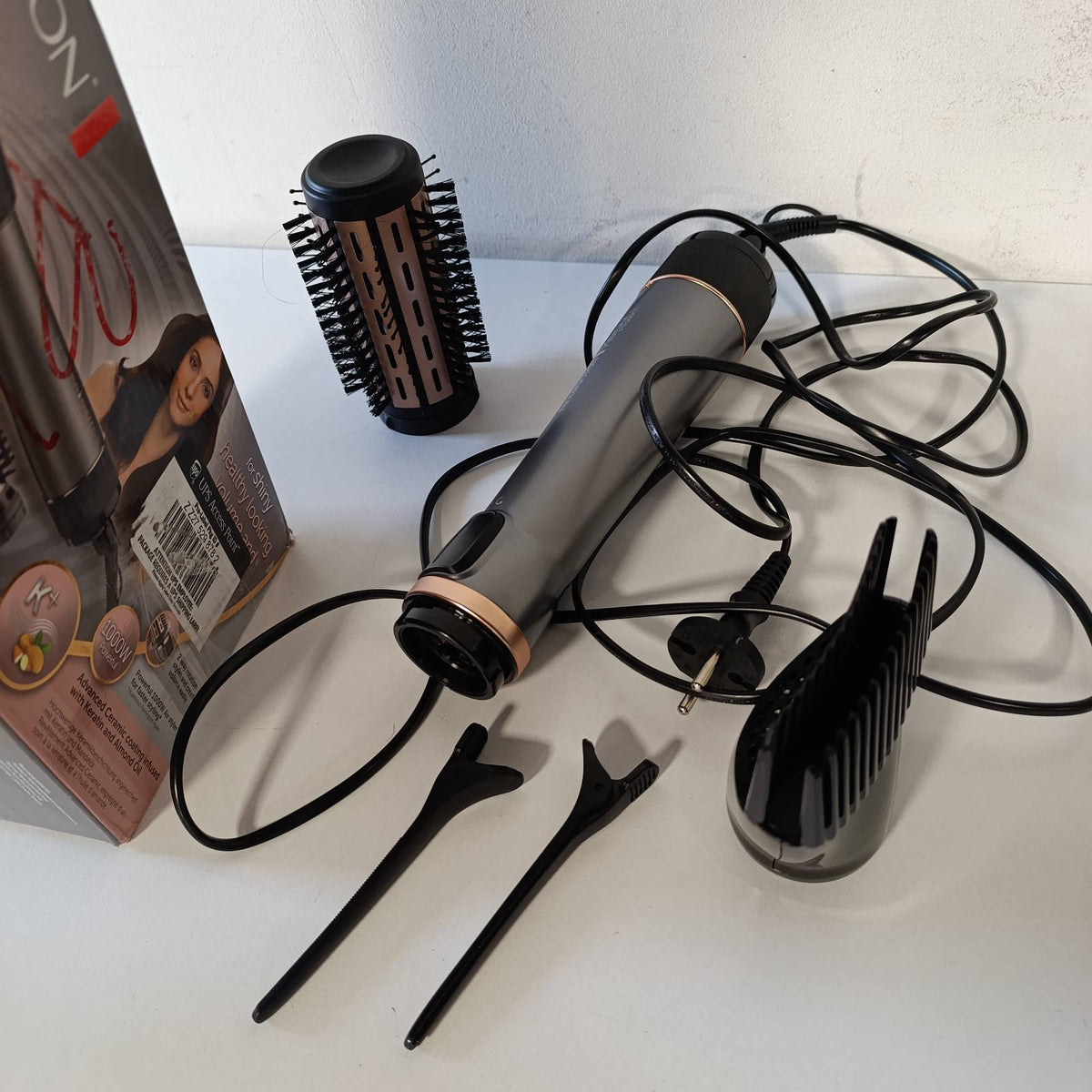 315785 - REMINGTON Furçë Automatike me Ajër të Nxehtë AS8811, Trajtim me Keratin dhe Vaj Bajamesh, Mbrojtje nga Keratini, 1000W, Qeramikë, Temperaturë e Ndryshueshme, 3 Aksesorë: 2 Furça të Rrumbullakëta 40 & 50 mm + Vëllim