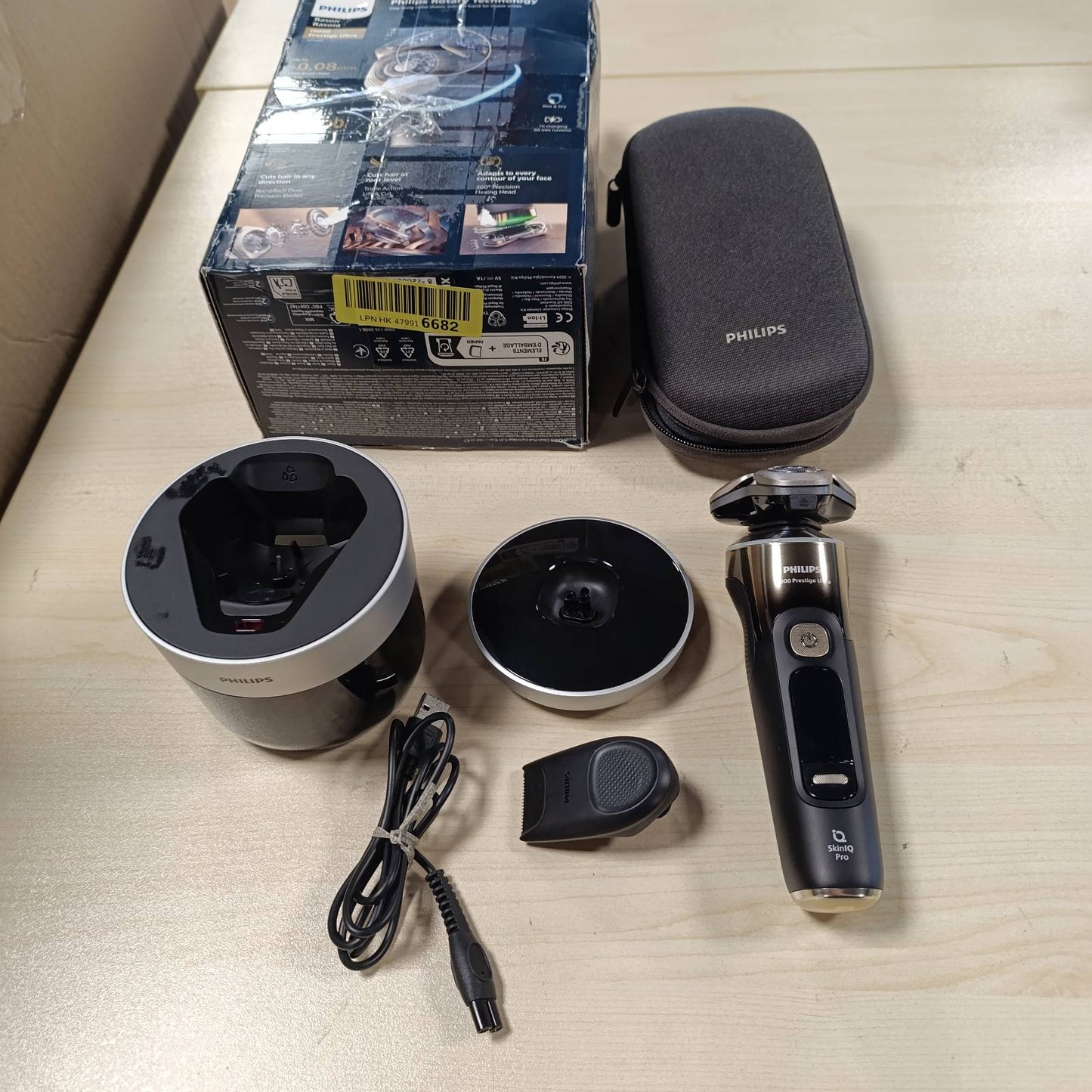 274824 - PHILIPS Makinë rroje elektrike i9000 Prestige Ultra për burra, rroje e lagësht dhe e thatë, e zezë, sensor presioni dhe lëvizjeje, aksesor për shkurtim flokësh, stacion pastrimi, stacion karikimi, çantë udhëtimi (XP9405/31)