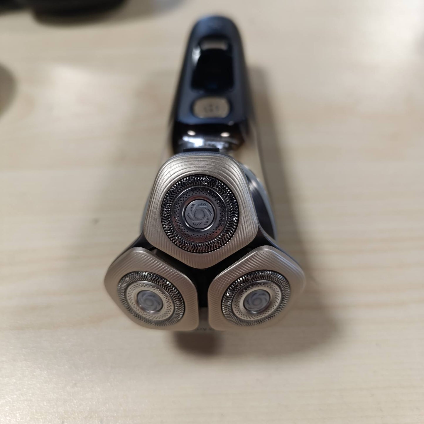 274824 - PHILIPS Makinë rroje elektrike i9000 Prestige Ultra për burra, rroje e lagësht dhe e thatë, e zezë, sensor presioni dhe lëvizjeje, aksesor për shkurtim flokësh, stacion pastrimi, stacion karikimi, çantë udhëtimi (XP9405/31)