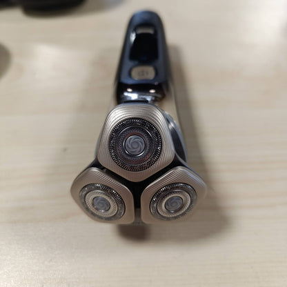 274824 - PHILIPS Makinë rroje elektrike i9000 Prestige Ultra për burra, rroje e lagësht dhe e thatë, e zezë, sensor presioni dhe lëvizjeje, aksesor për shkurtim flokësh, stacion pastrimi, stacion karikimi, çantë udhëtimi (XP9405/31)