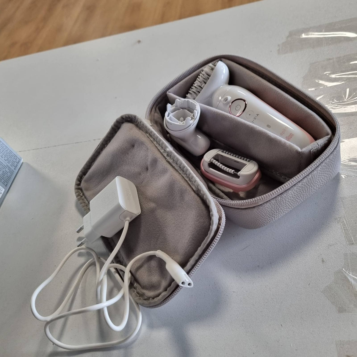 301618 - BRAUN Depilator Silk-épil 9 për Gra me Kokë Rrotulluese, heqje e lehtë e qimeve, lëkurë e lagësht dhe e tharë, rezistent ndaj ujit, përfshin kokat e rrobave dhe të makinës së shkurtimit, 9-030, e Bardhë/Rozë