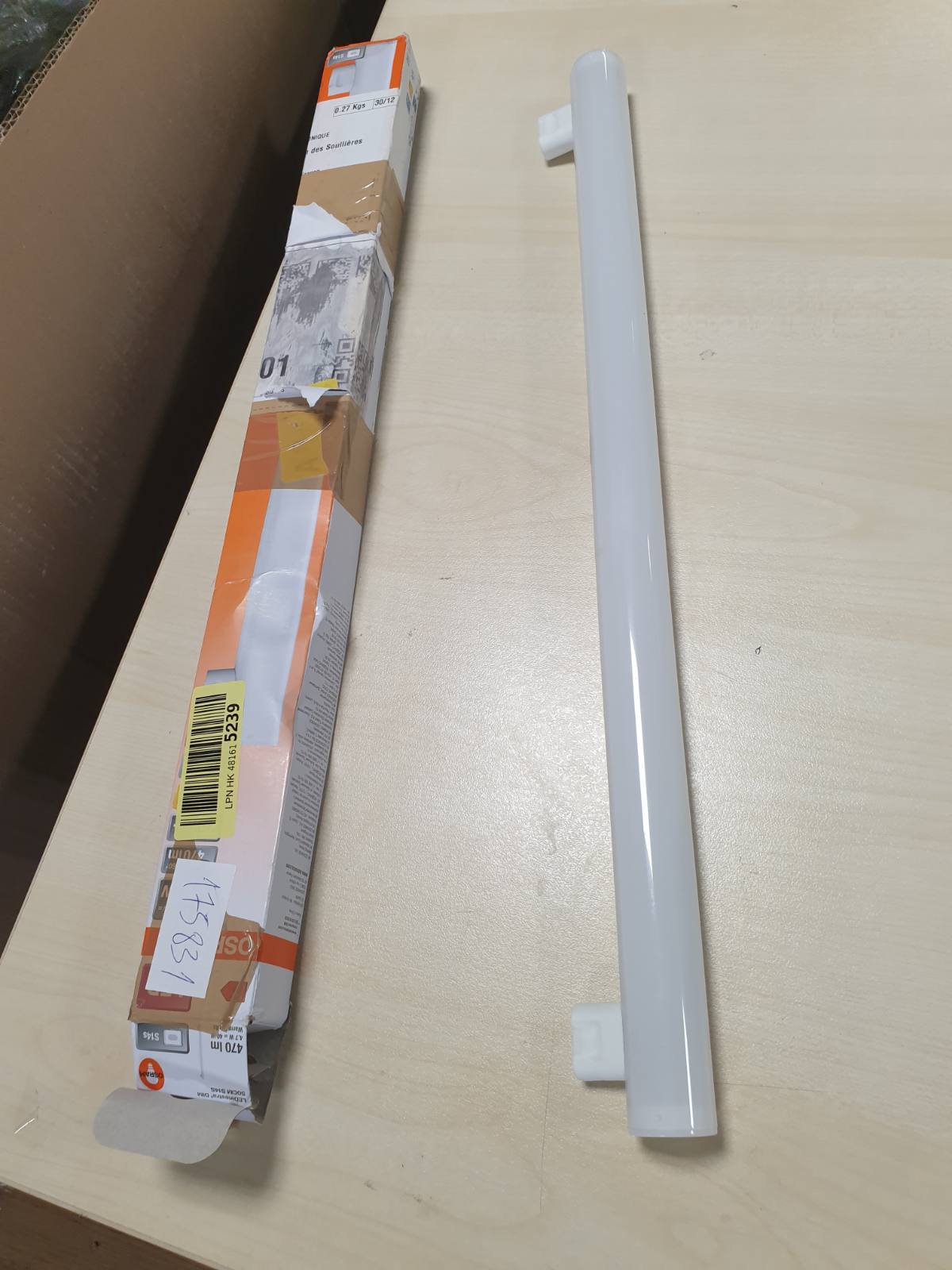 175831 - OSRAM LEDinestra - Llambë LED në Formë Shufre, Plastikë e Acaruar, Prizë S14s, Errësueshme, Dritë e Bardhë e Ngrohtë me 2700K, Gjatësi 50cm, 4.7W, 470lm, Interpretime e Shkëlqyer e Ngjyrave CRI 90, Klasa e Efikasitetit të Energjisë F