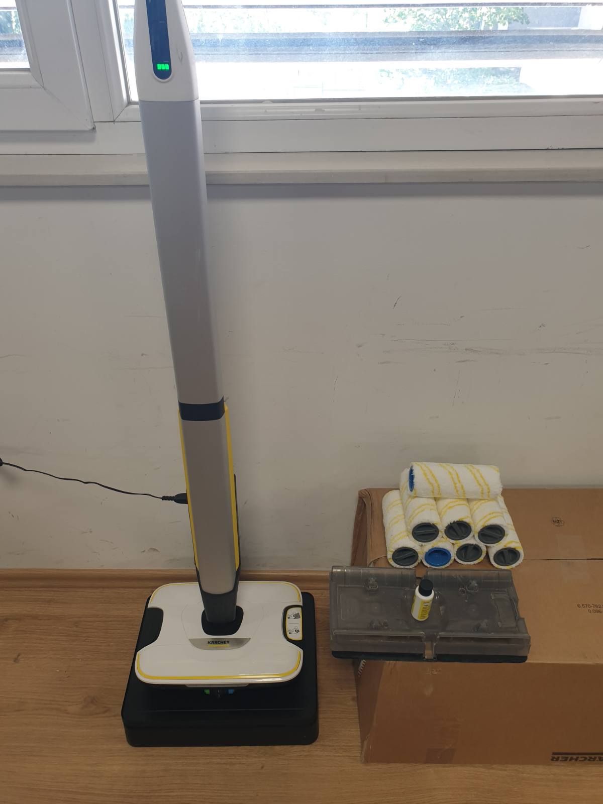 288038 - KÄRCHER FC 7 CORDLESS EXTRA HARD Pastrues dyshemeje pa tel me 4 rrotullues mikrofibre, jetëgjatësi e baterisë: afërsisht 45 minuta, sipërfaqe mbulimi: afërsisht 135 m²
